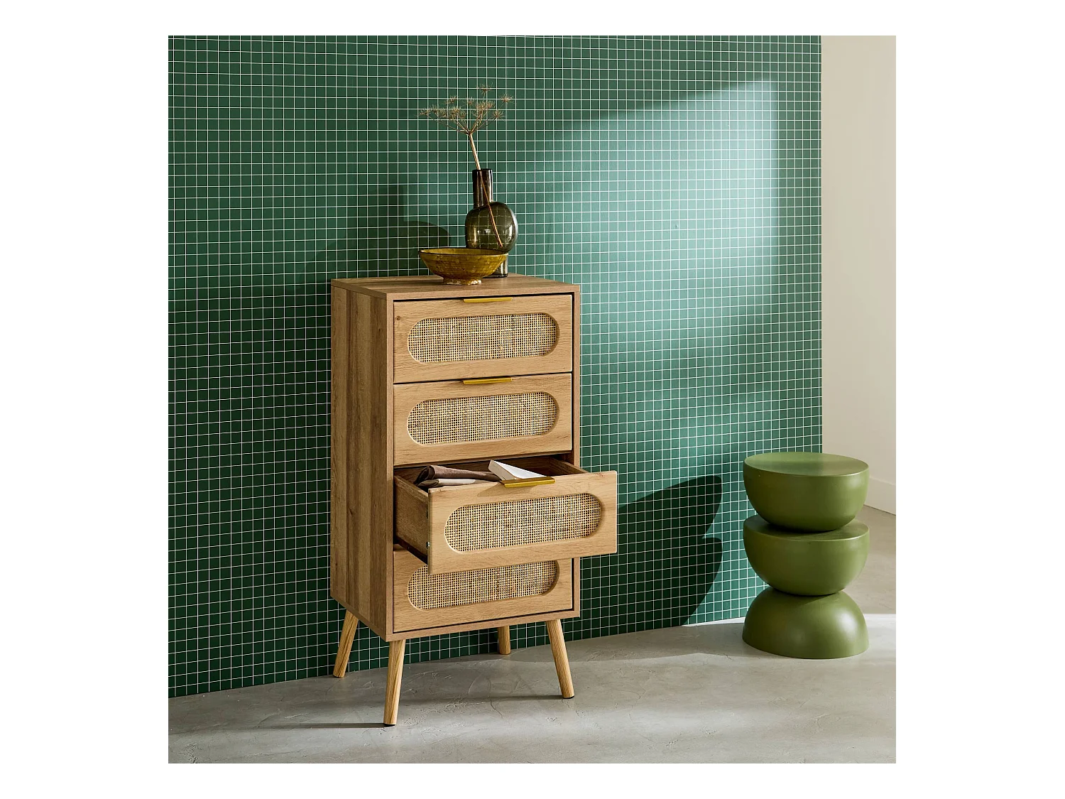 Commode chiffonnier effet bois et cannage 4 tiroirs naturel. poignée en métal doré - L 48 x P 39.5 x H 96 cm - Eva