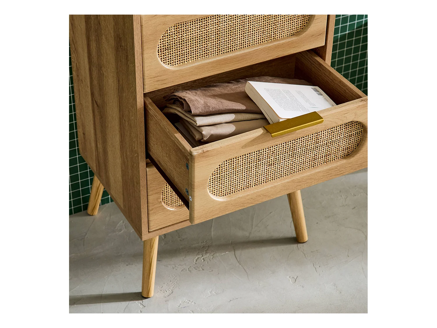 Commode chiffonnier effet bois et cannage 4 tiroirs naturel. poignée en métal doré - L 48 x P 39.5 x H 96 cm - Eva