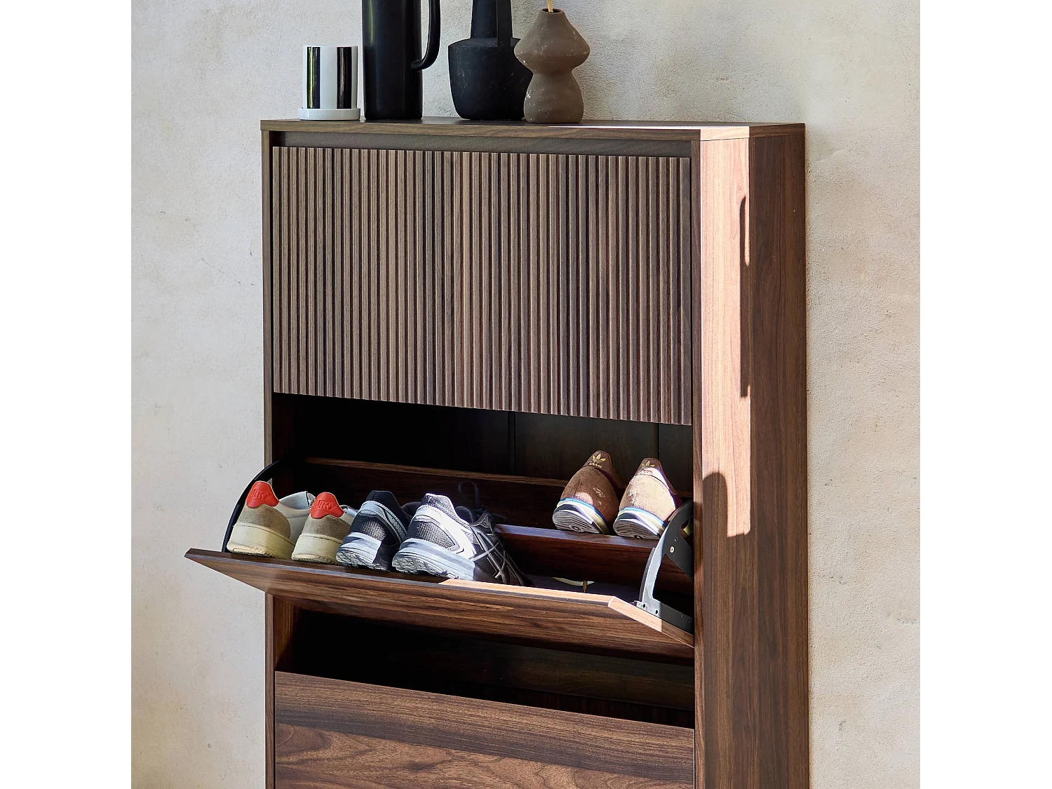 Meuble à chaussures scandinave décor bois noyer 3 portes abattantes capacité 18 paires de chaussures