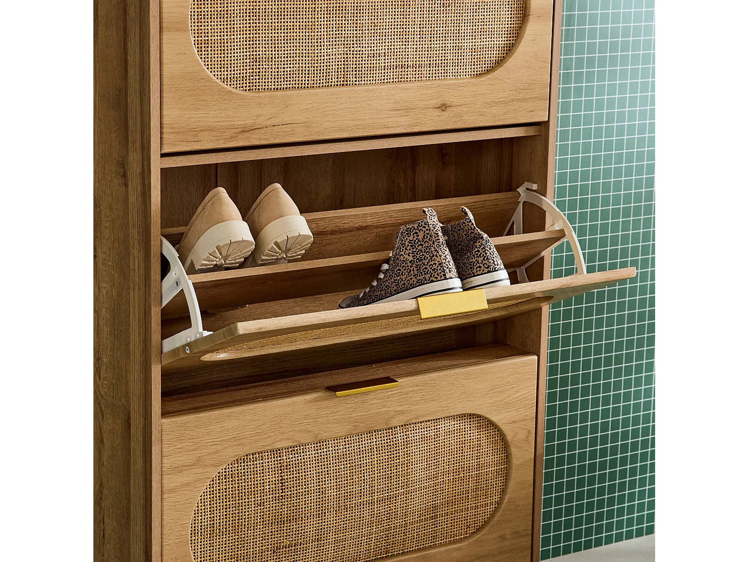 Meuble à chaussures décor bois et cannage 3 abattants. poignées en métal - L 75 x P 26 x H 131 cm - Eva