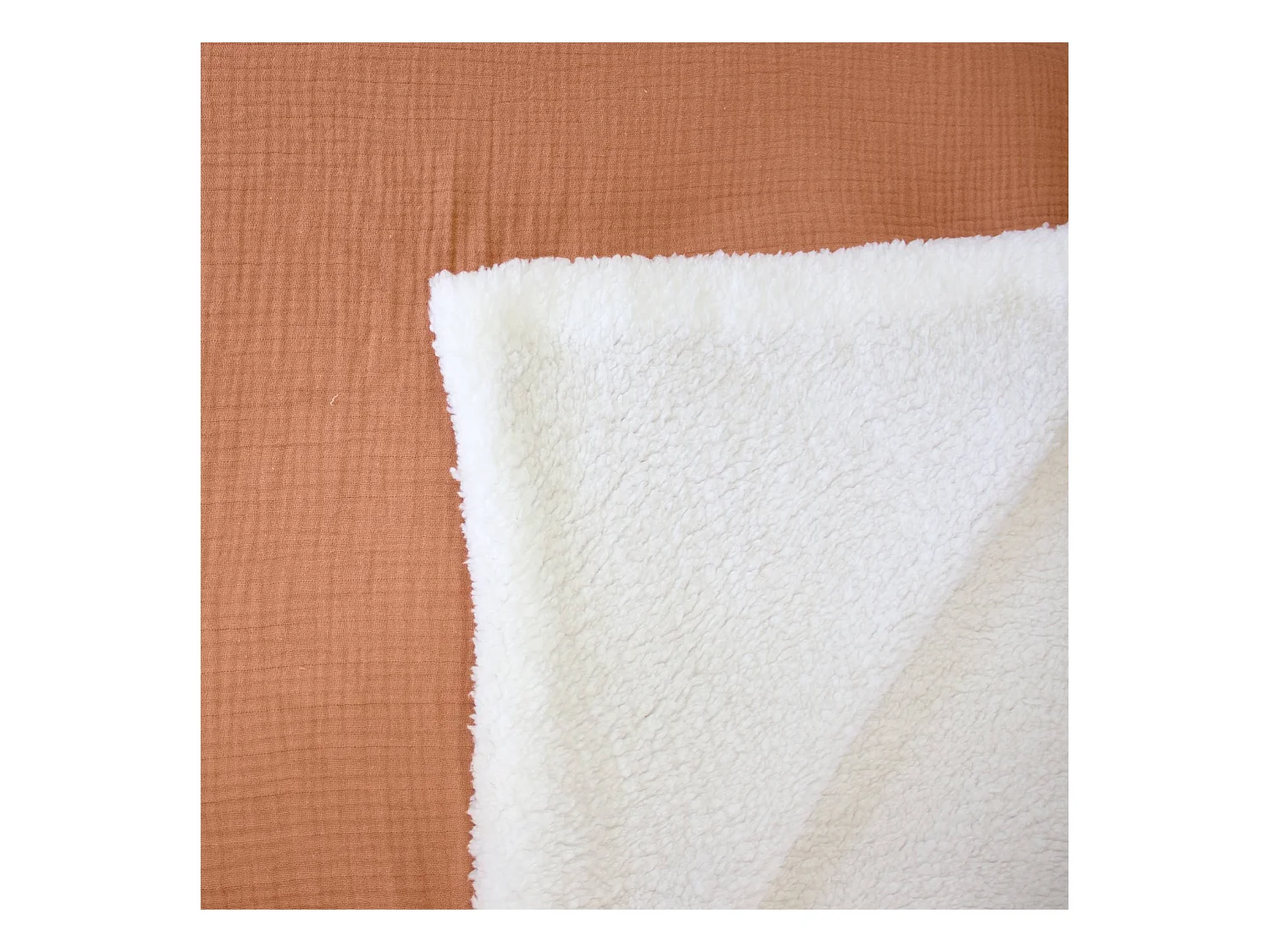 Plaid sherpa et gaze de coton 130 x 170 cm caramel. ALIX. bi-matière