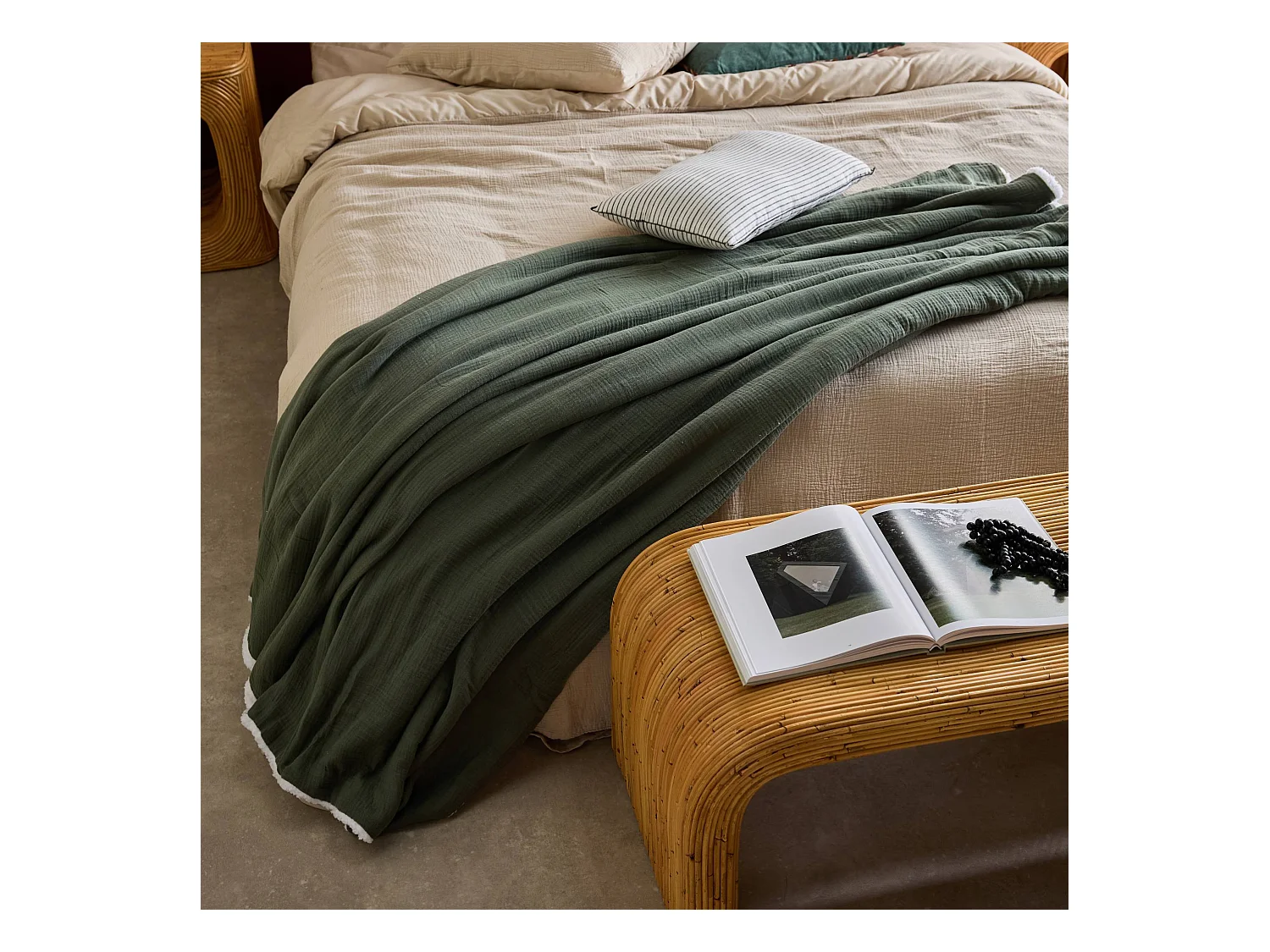 Plaid sherpa et gaze de coton 130 x 170 cm kaki. ALIX. bi-matière