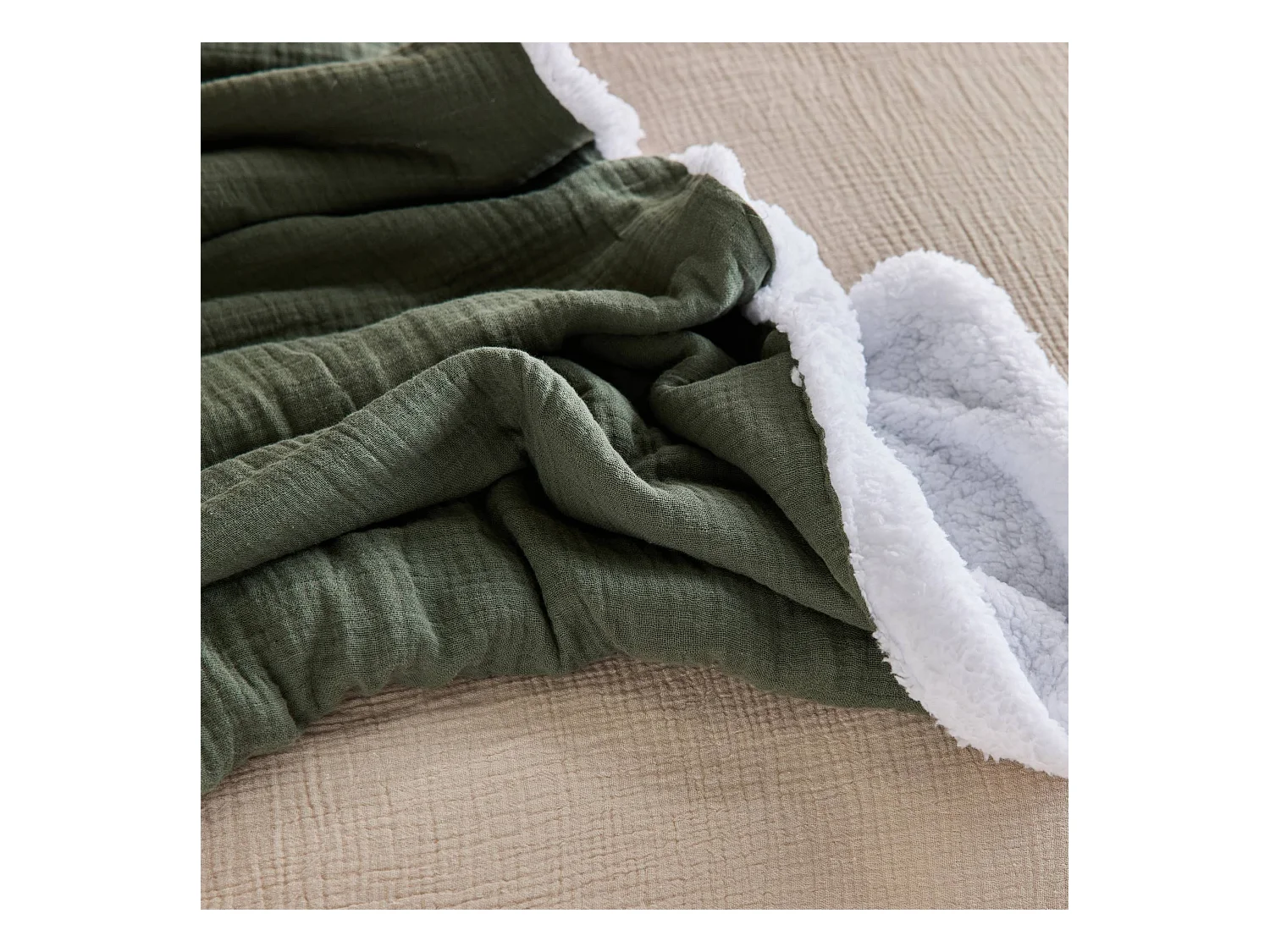 Plaid sherpa et gaze de coton 130 x 170 cm kaki. ALIX. bi-matière