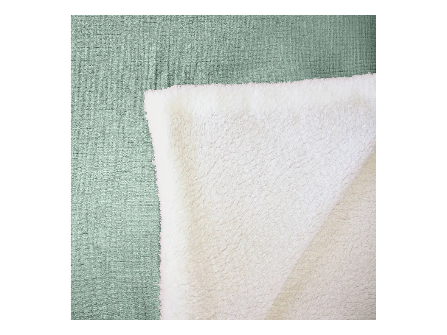 Plaid sherpa et gaze de coton 130 x 170 cm vert amande. ALIX. bi-matière