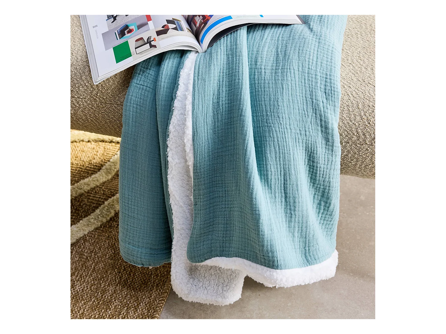 Plaid sherpa et gaze de coton 130 x 170 cm vert amande. ALIX. bi-matière