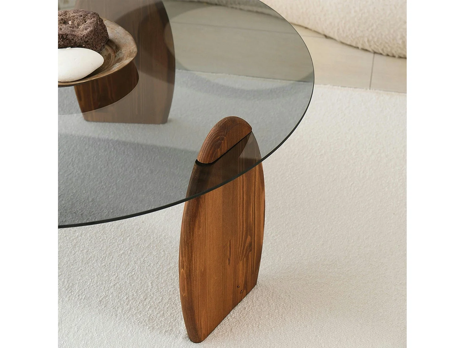 Table basse ronde en verre fumé - 3 pieds bois brun ANZIO