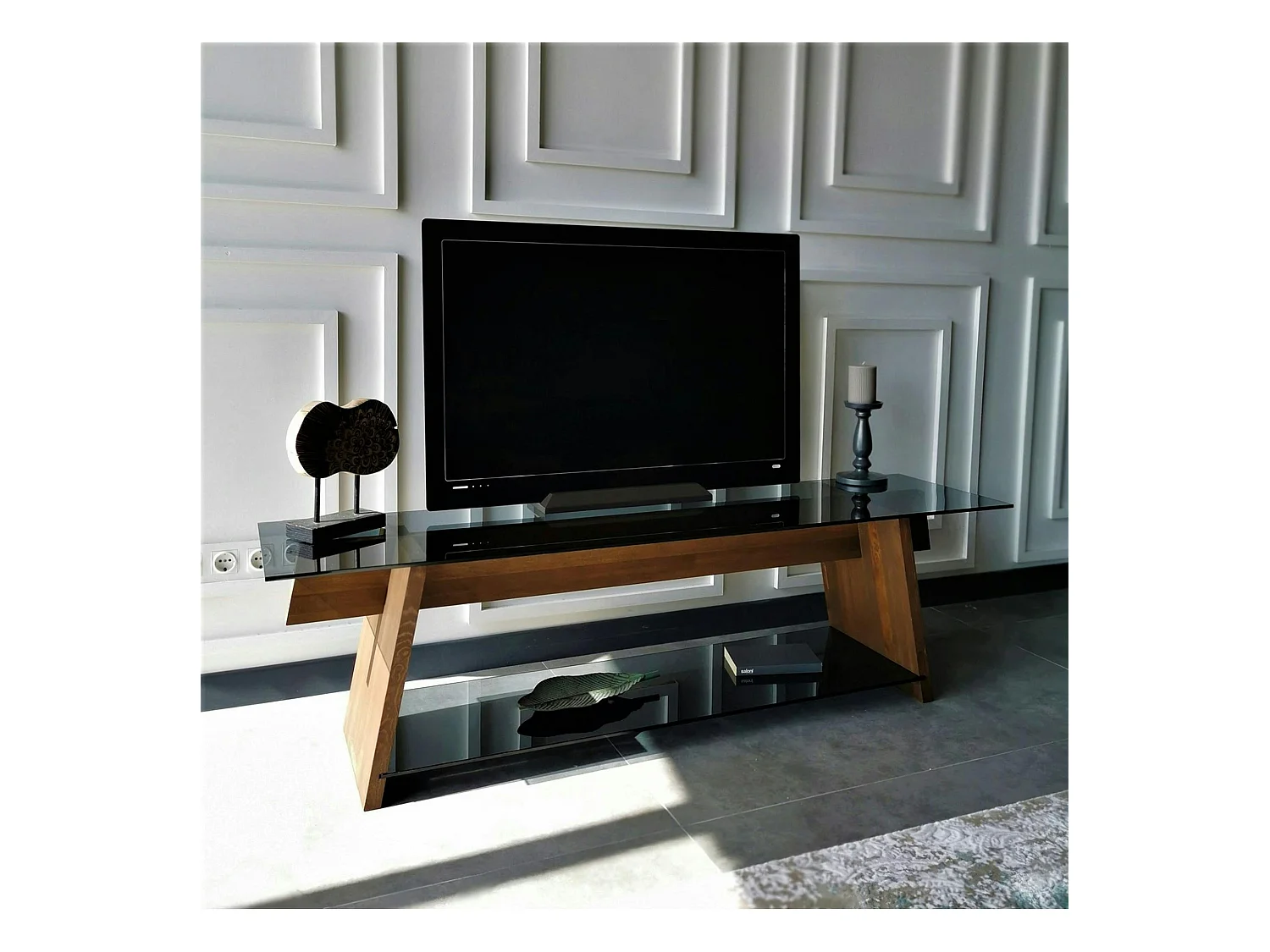 Meuble TV en bois brun et verre fumé - forme trapèze LHASA