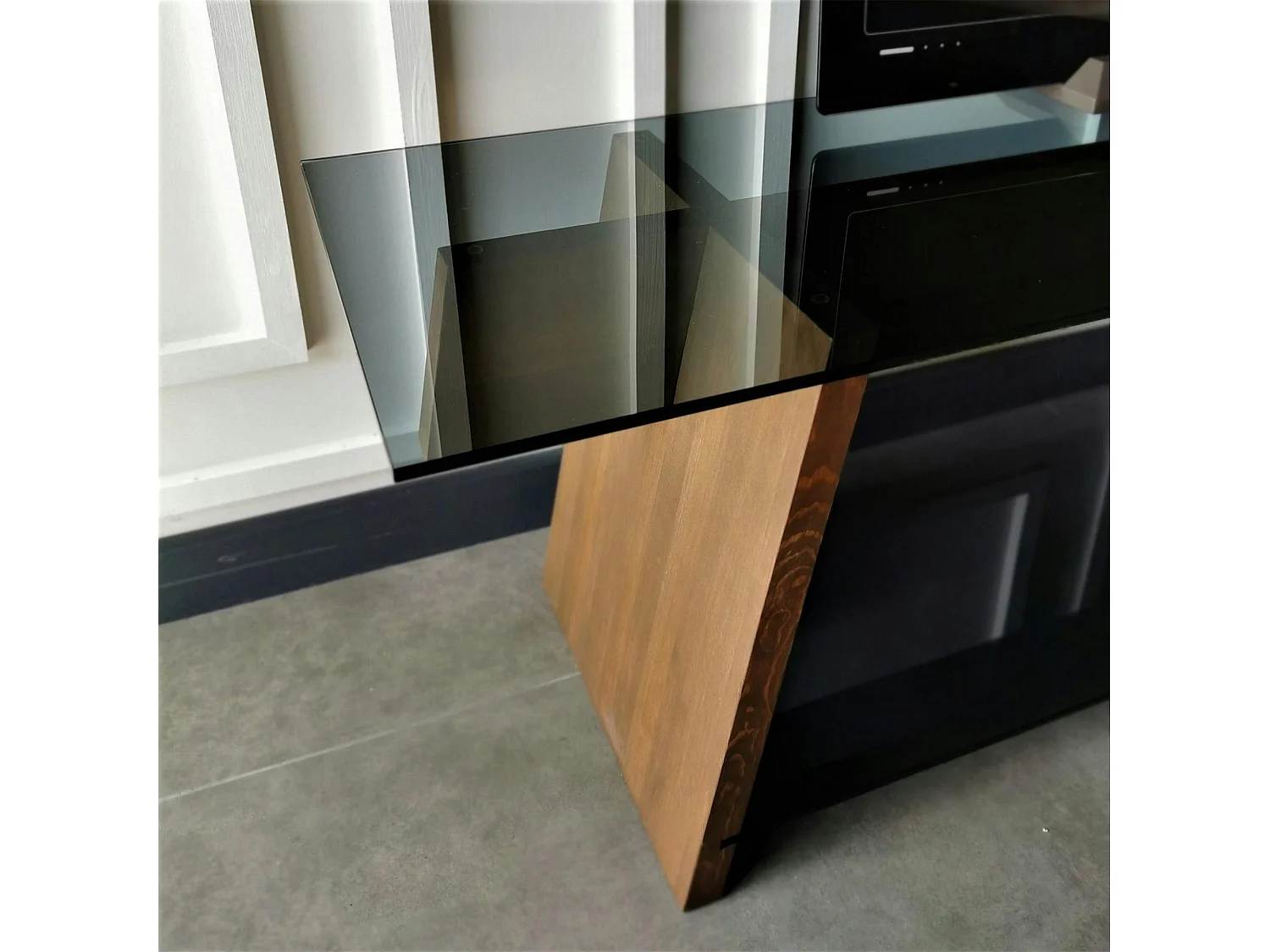 Meuble TV en bois brun et verre fumé - forme trapèze LHASA