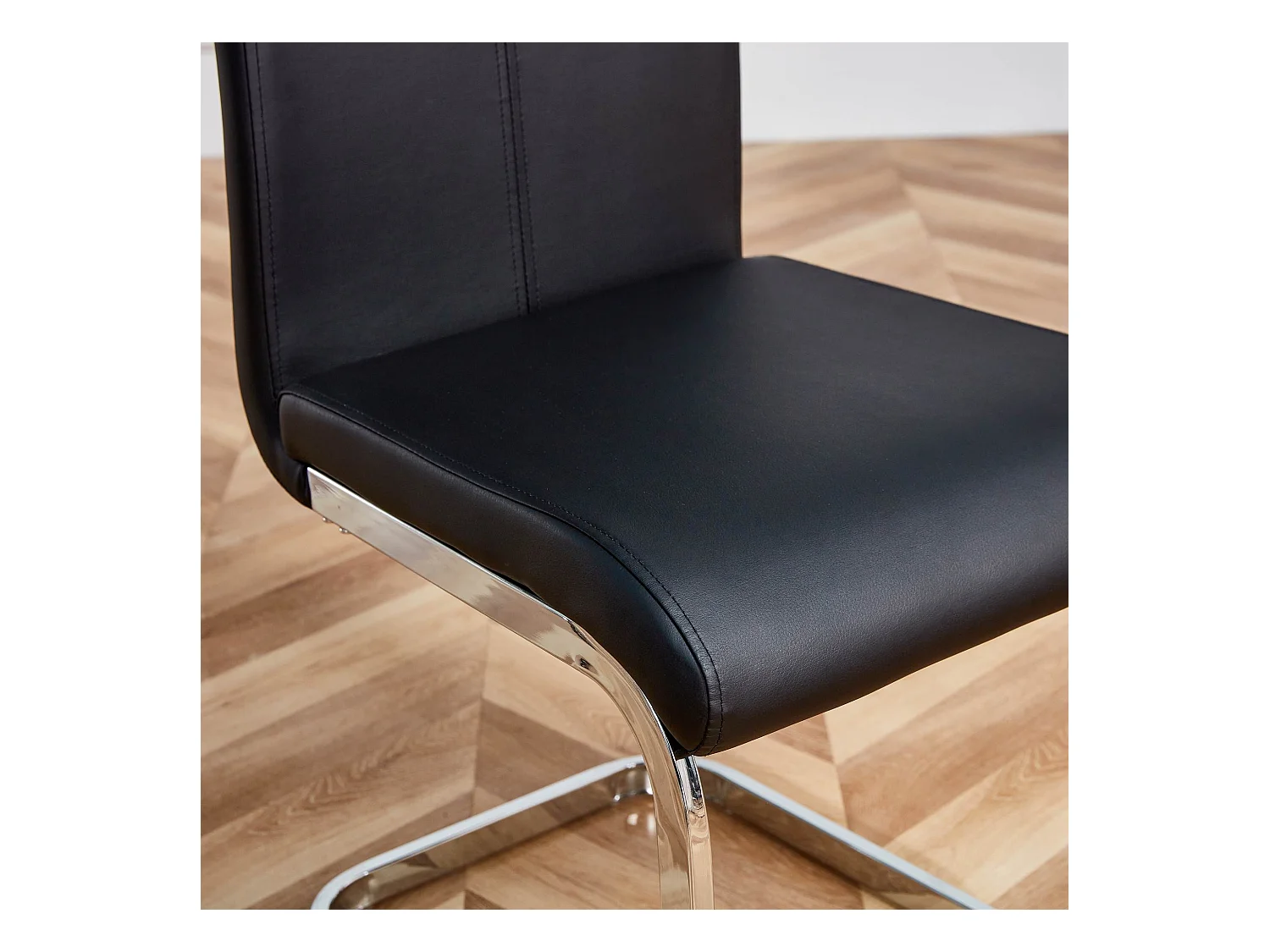 Lot de 4 chaises cantilevers en PU noir avec cadre en métal argenté