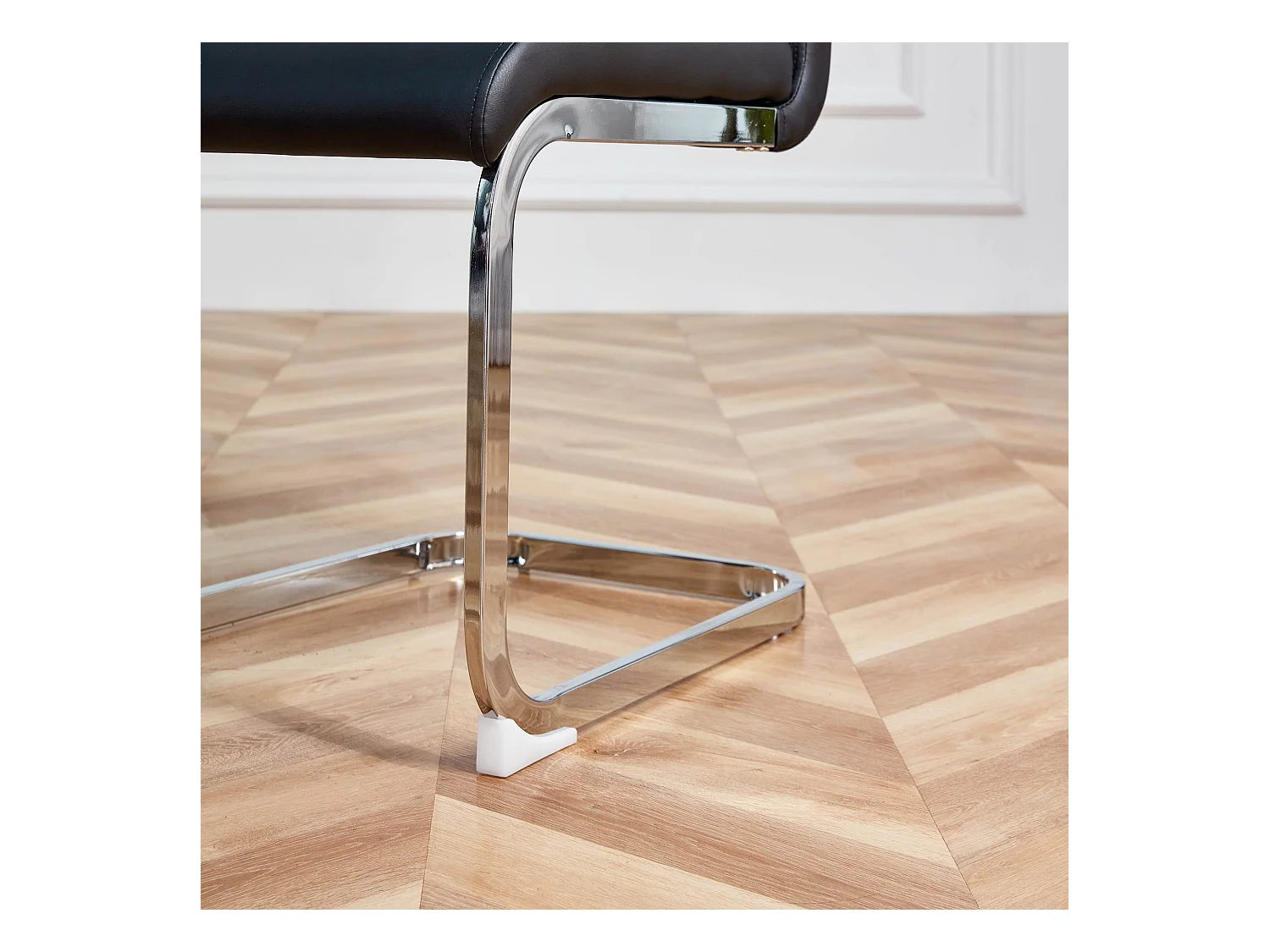 Lot de 4 chaises cantilevers en PU noir avec cadre en métal argenté