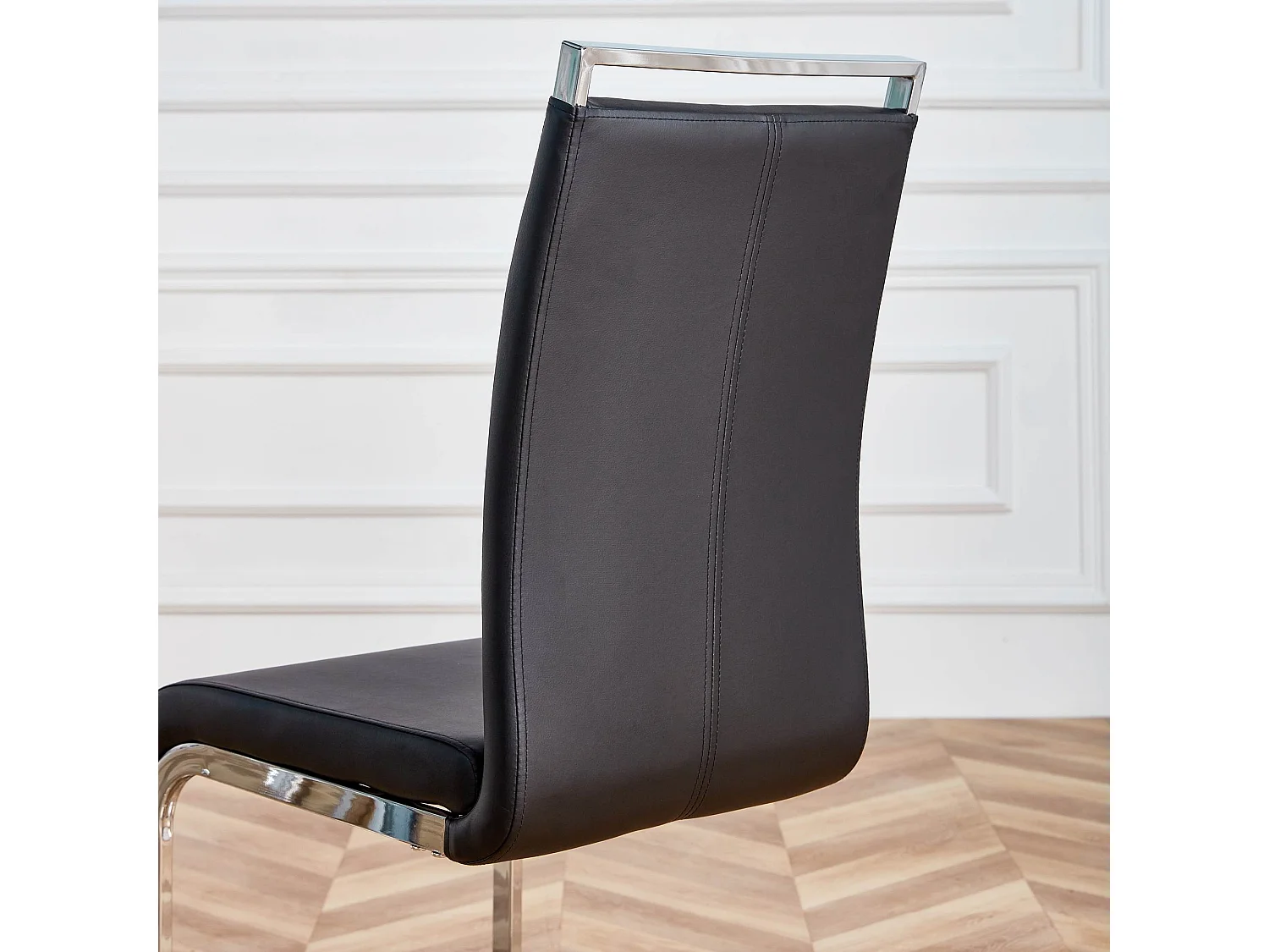 Lot de 4 chaises cantilevers en PU noir avec cadre en métal argenté