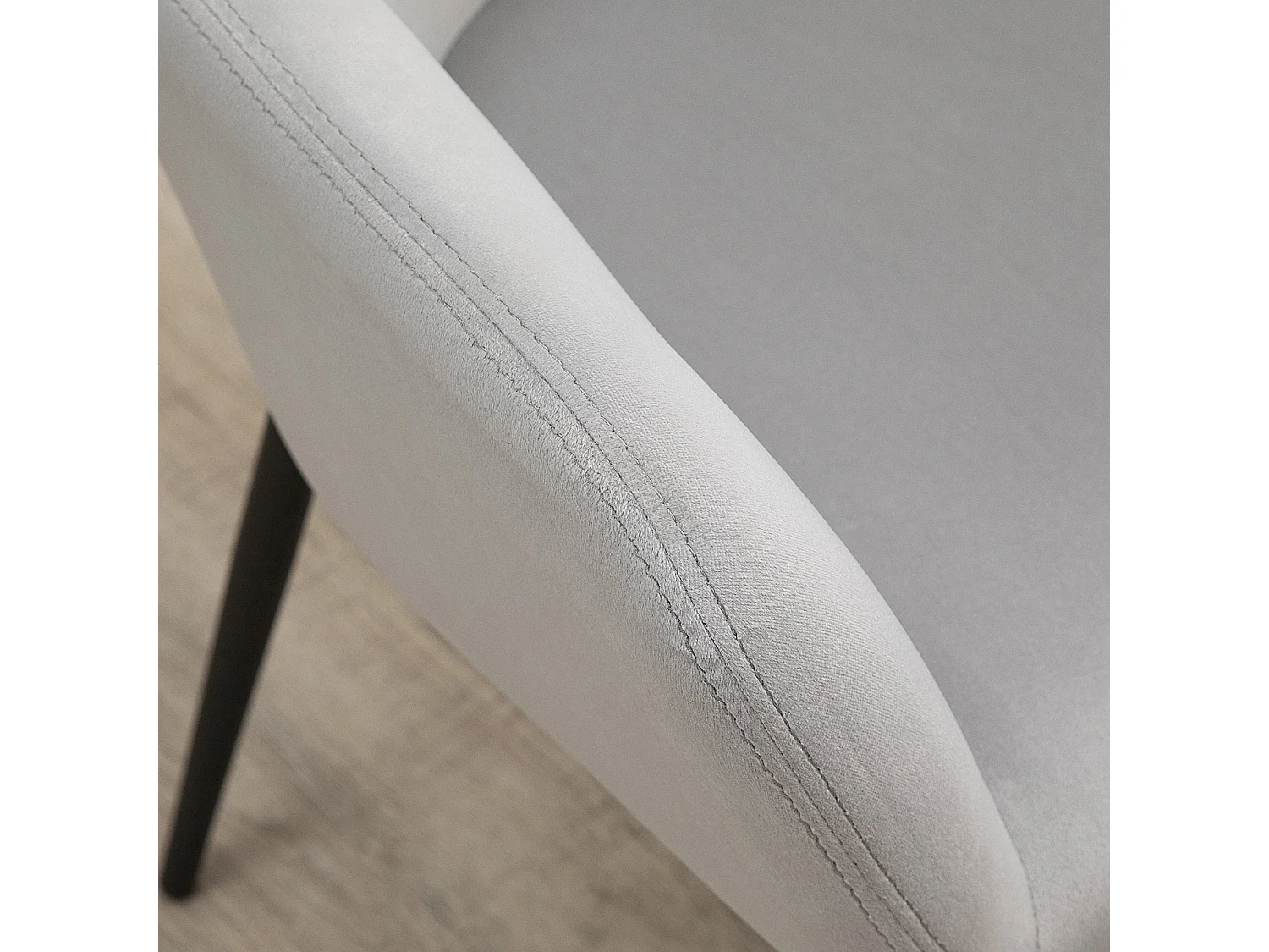 Set van 2 stoelen met armleuningen in lichtgrijs fluweel, zwarte metalen poten
