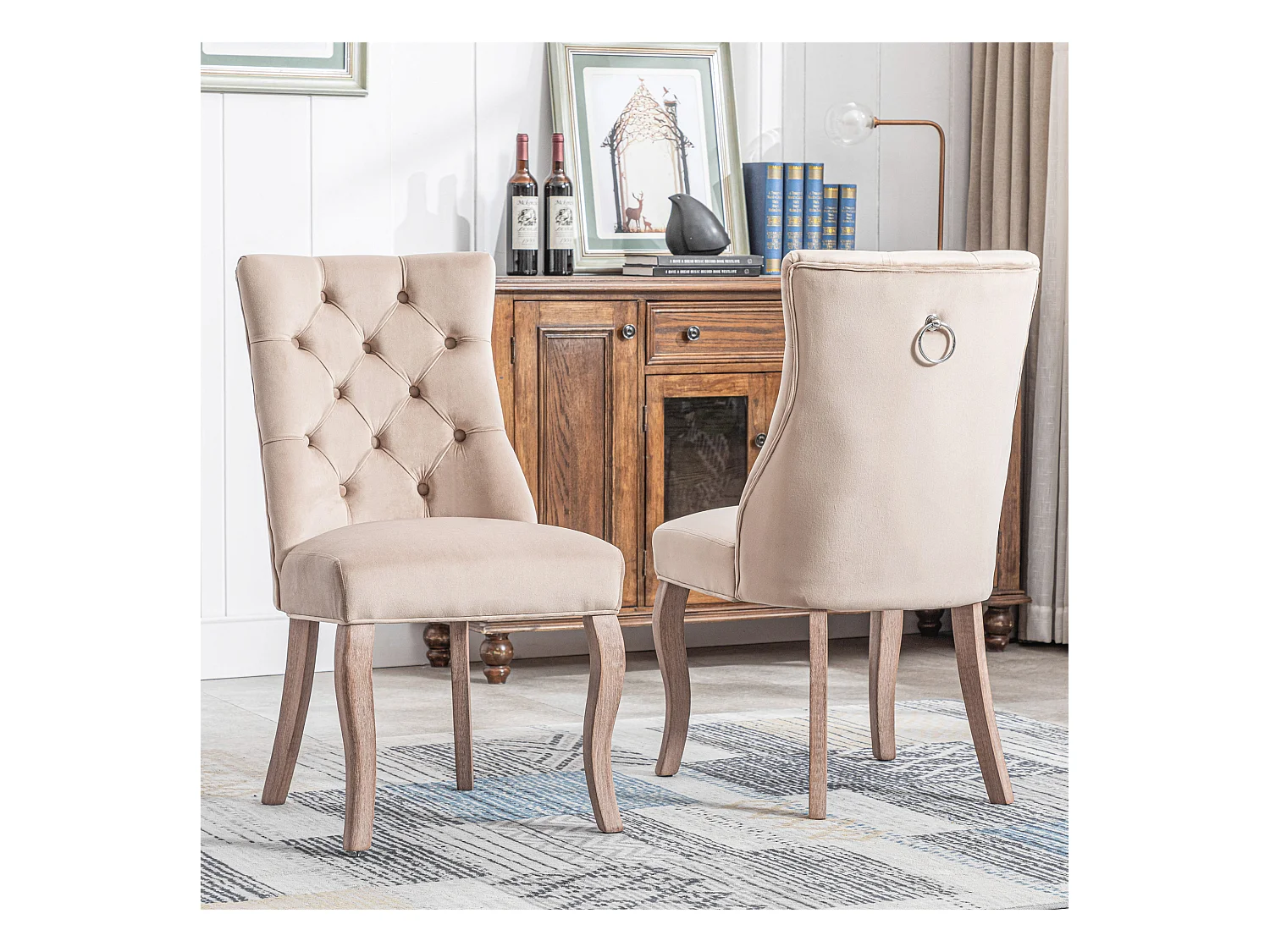 Conjunto de 2 sillas de terciopelo beige con patas de madera curvadas y botones decorativos.