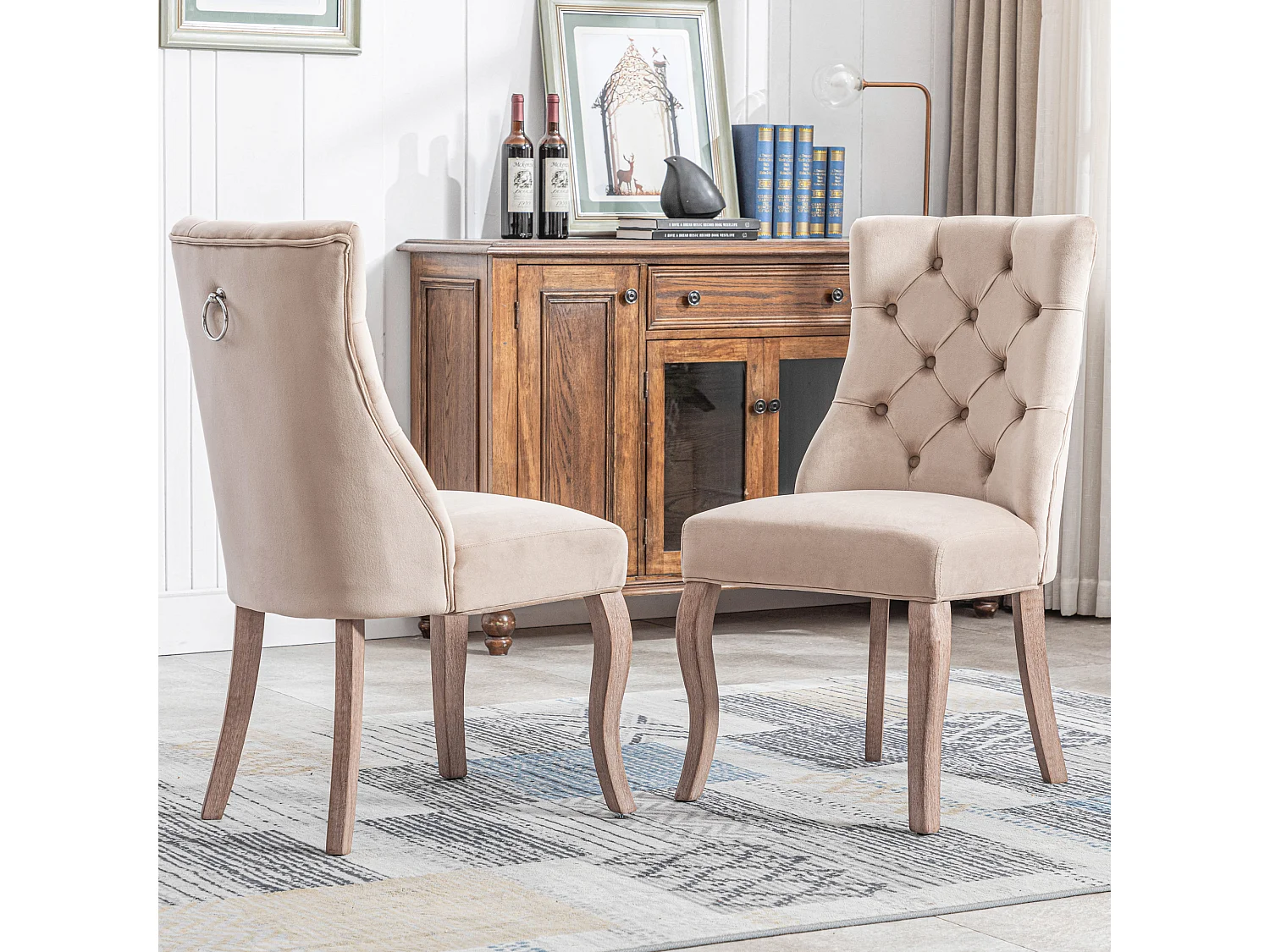 Lot de 2 chaises en velours beige avec pieds en bois courbés, boutons décoratifs