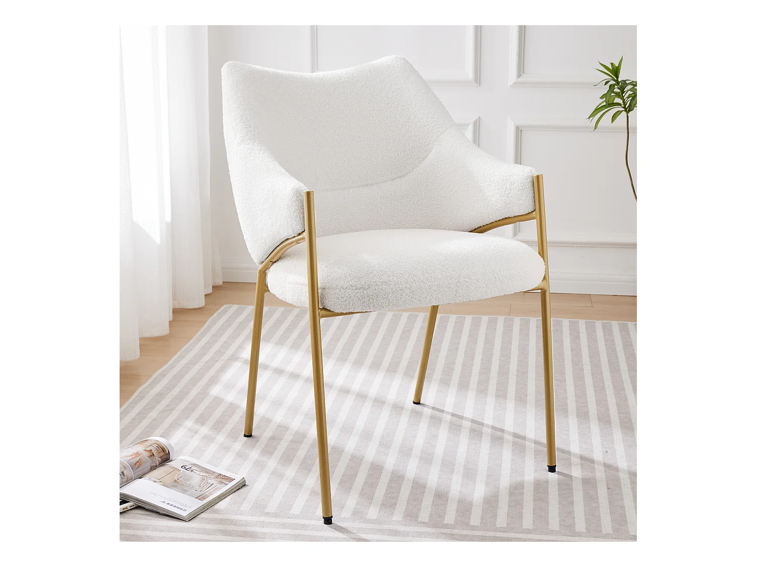 Chaise de cuisine en sherpa beige avec accoudoirs, cadre en métal noir