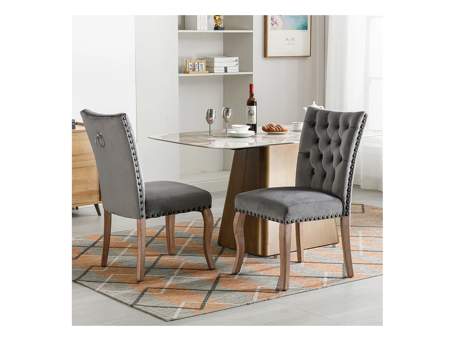 Lot de 2 chaises en velours gris avec pieds en bois courbés, rivets noirs