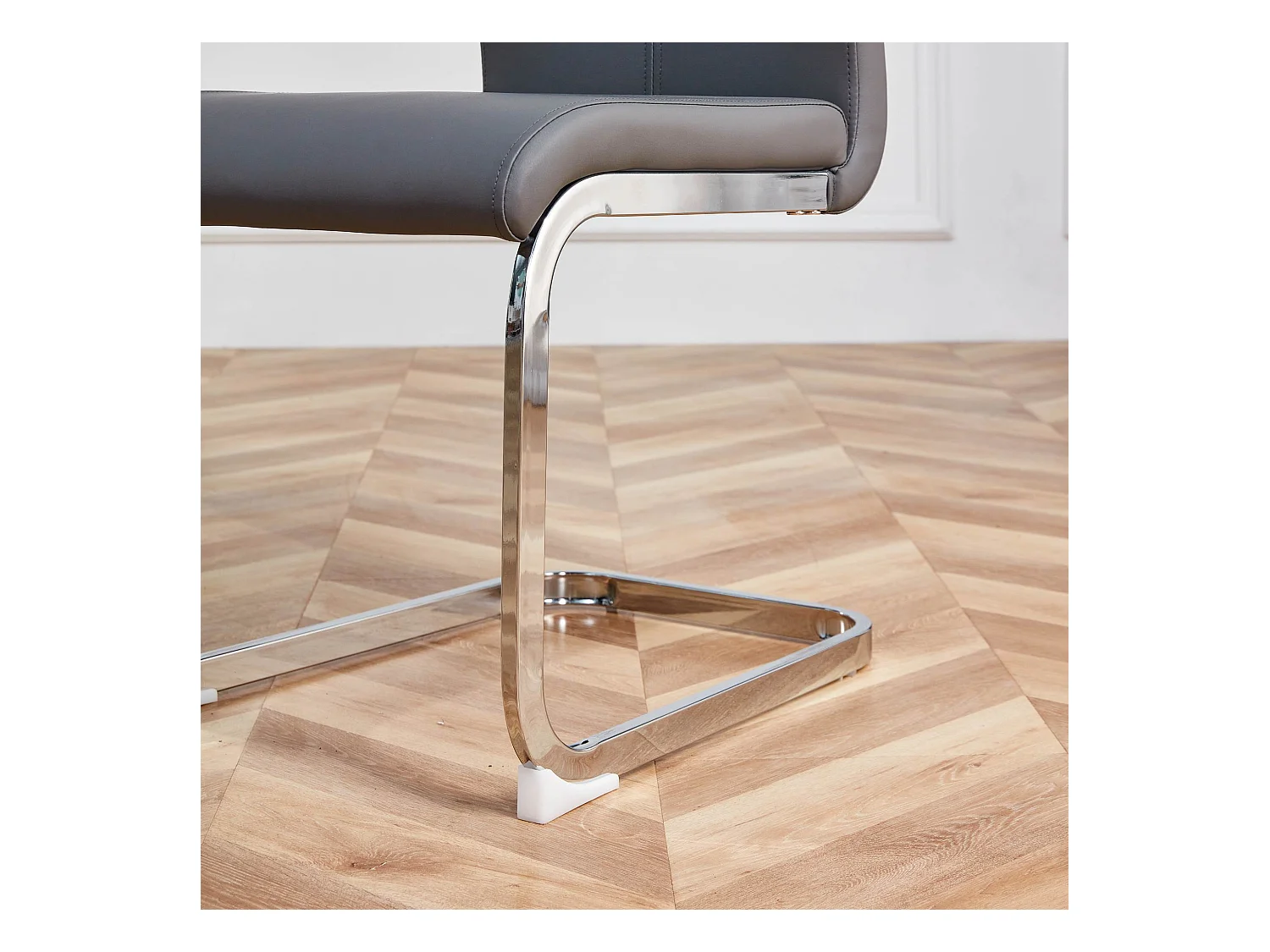 Lot de 4 chaises cantilevers en PU gris avec cadre en métal argenté