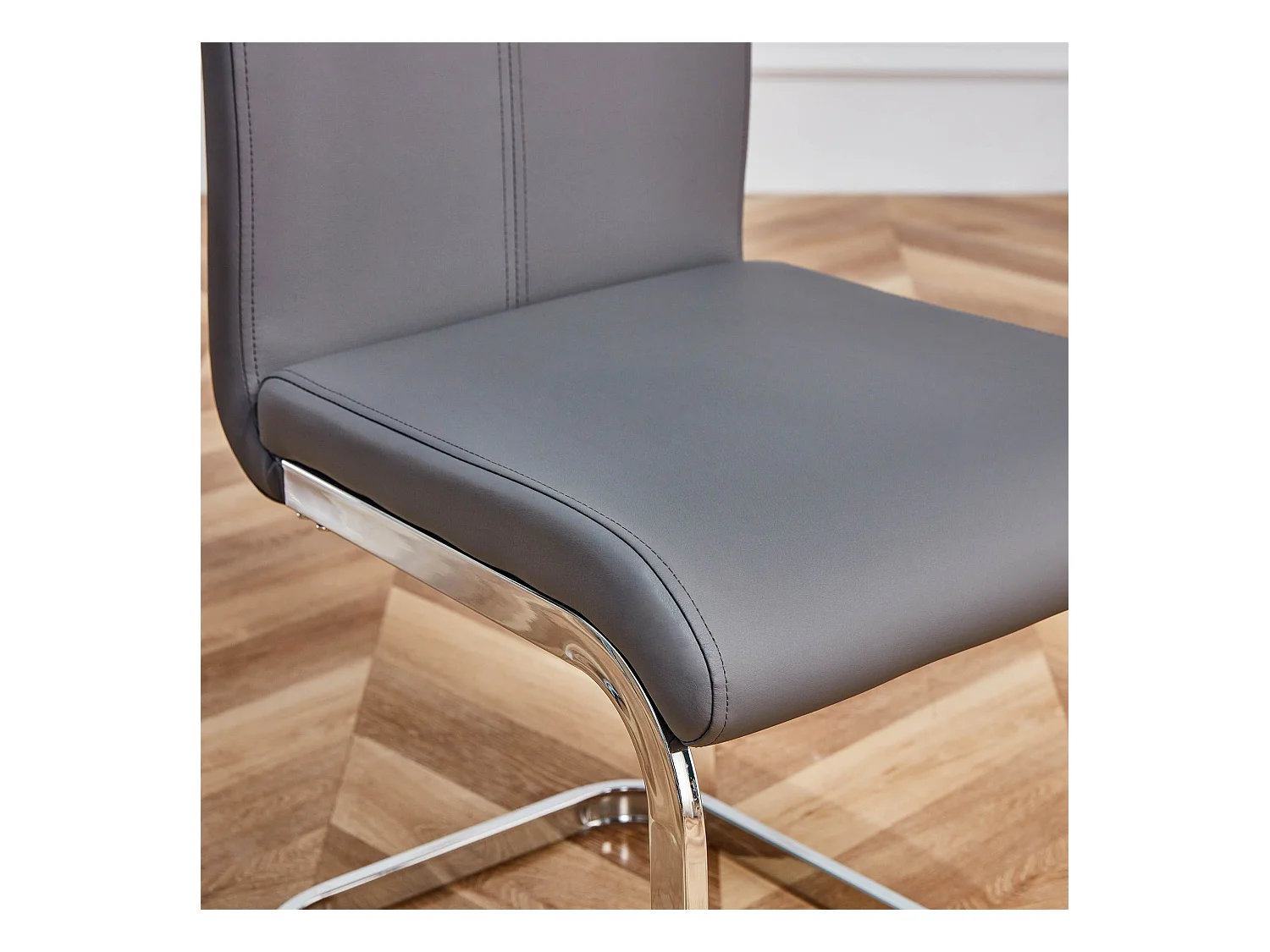 Lot de 4 chaises cantilevers en PU gris avec cadre en métal argenté