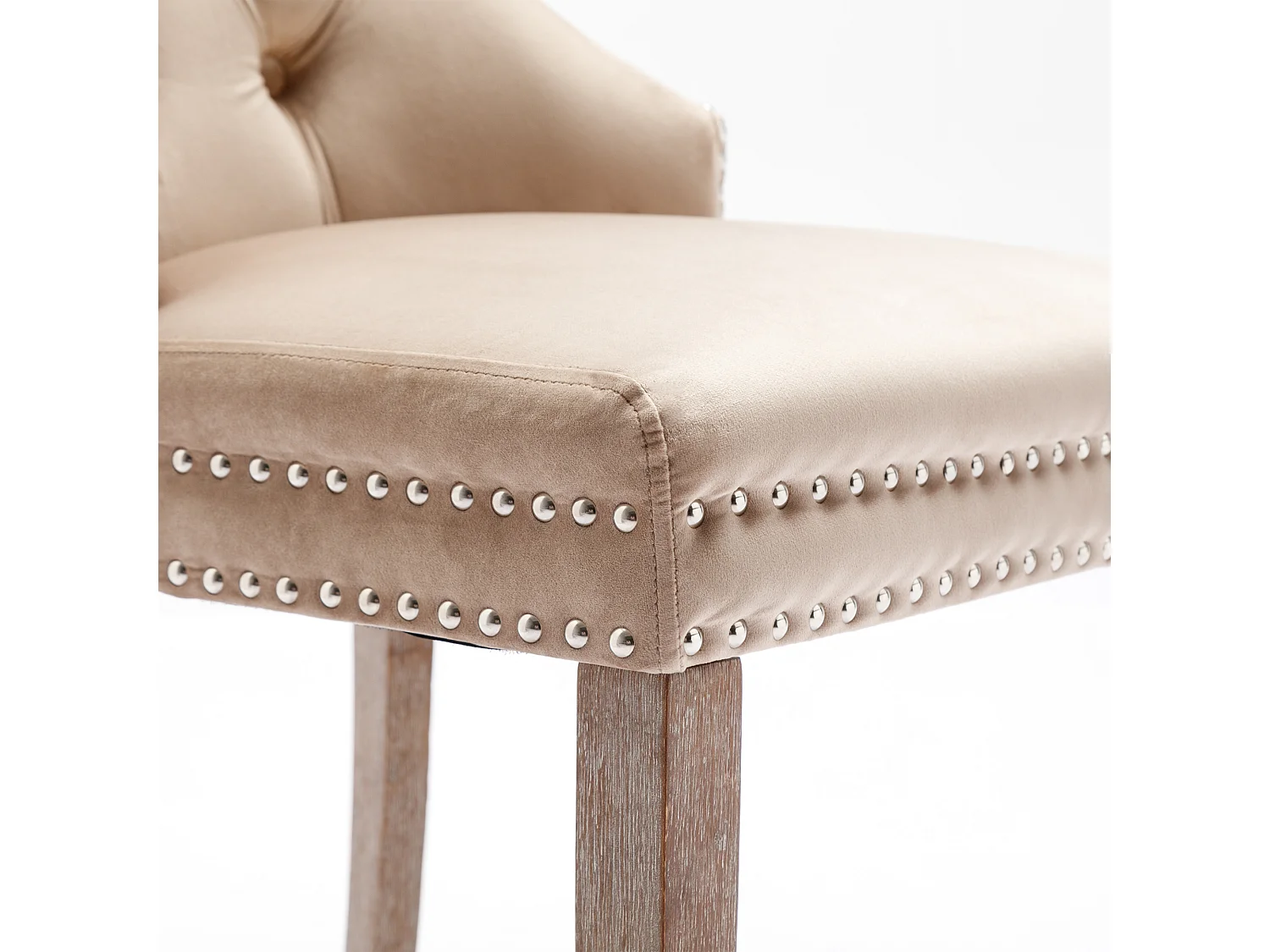 Lot de 2 Chaises de cuisine en velours Beige avec détails cloutés argentés, pieds en bois marron