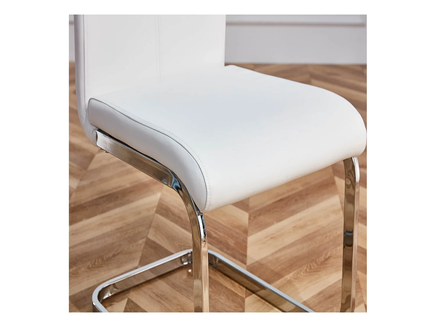 Lot de 4 chaises cantilevers en PU blanc avec cadre en métal argenté