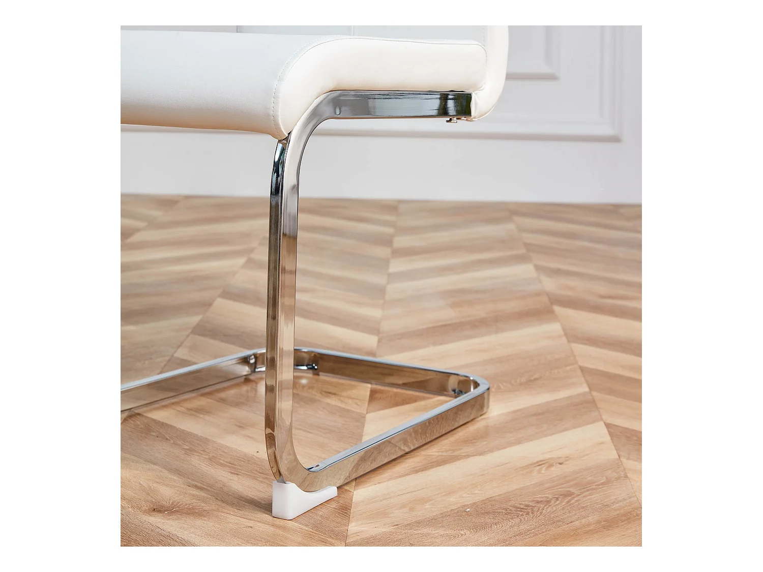 Lot de 4 chaises cantilevers en PU blanc avec cadre en métal argenté