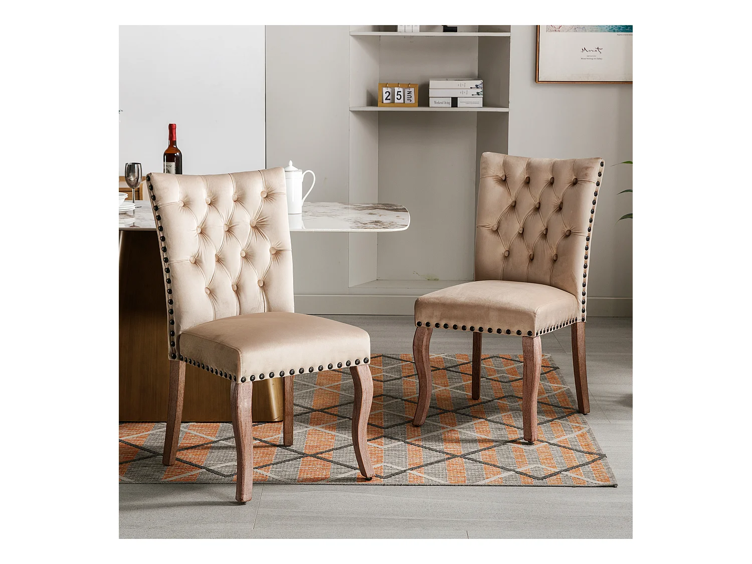 Lot de 2 chaises en velours Camel clair avec pieds en bois courbés, rivets noirs