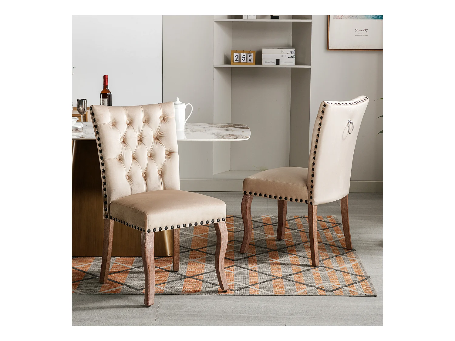 Lot de 2 chaises en velours Camel clair avec pieds en bois courbés, rivets noirs