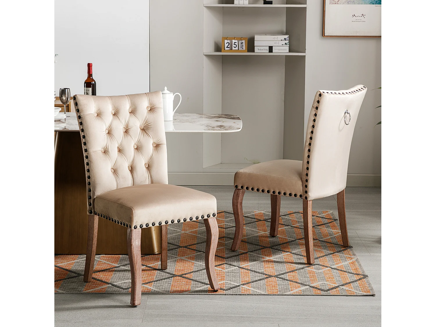 Lot de 2 chaises en velours Camel clair avec pieds en bois courbés, rivets noirs