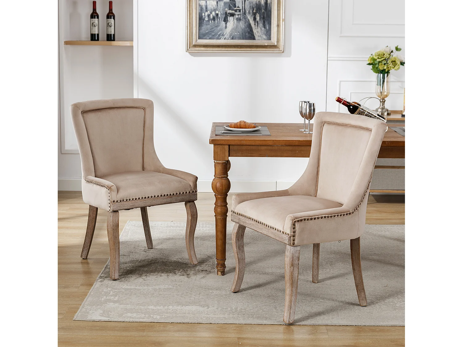 Lot de 2 chaises en velours beige avec pieds en bois courbés, rivets dorés