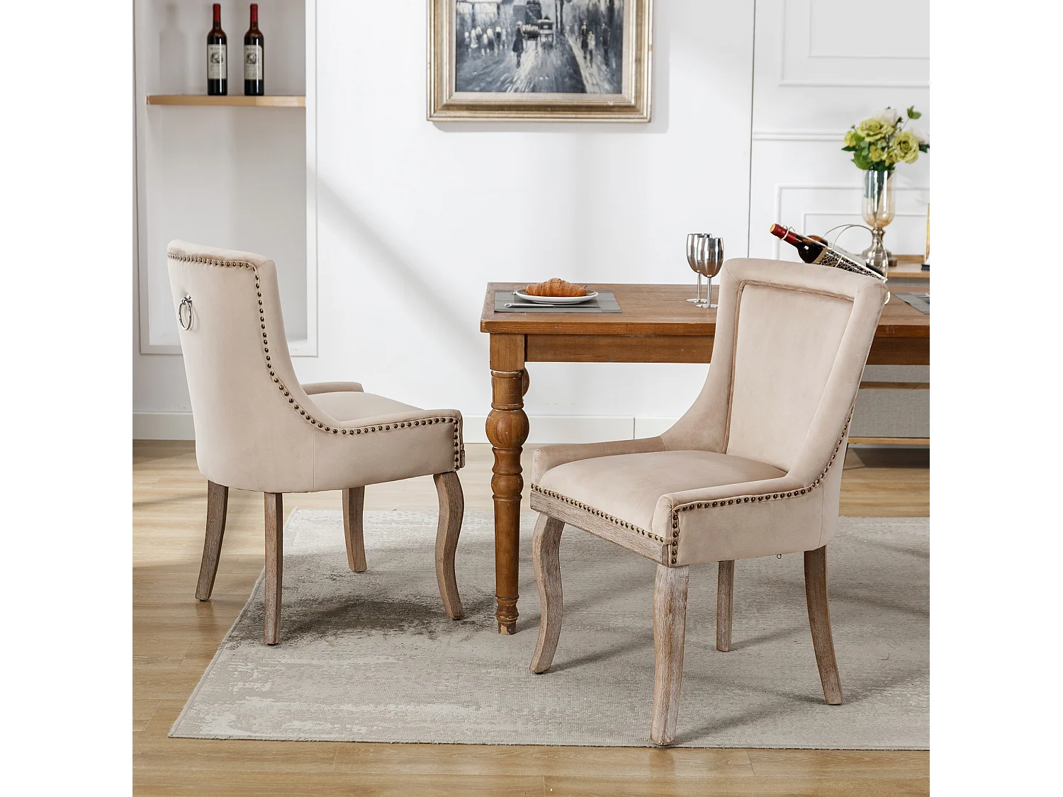 Lot de 2 chaises en velours beige avec pieds en bois courbés, rivets dorés