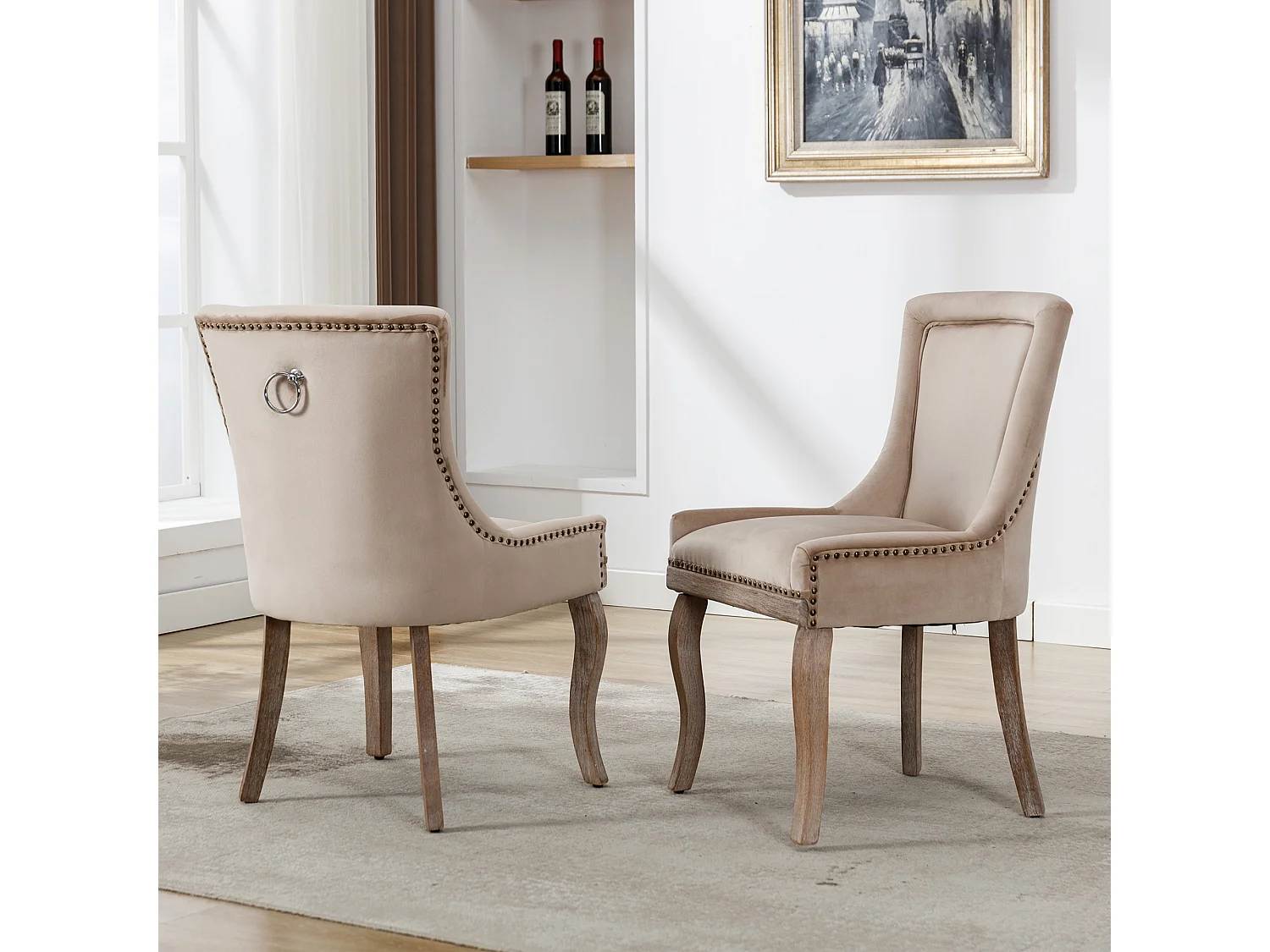 Lot de 2 chaises en velours beige avec pieds en bois courbés, rivets dorés