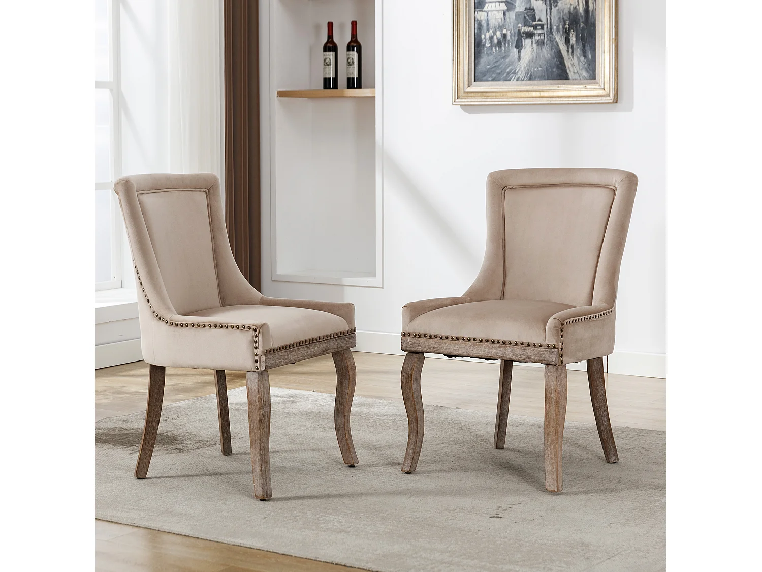 Lot de 2 chaises en velours beige avec pieds en bois courbés, rivets dorés