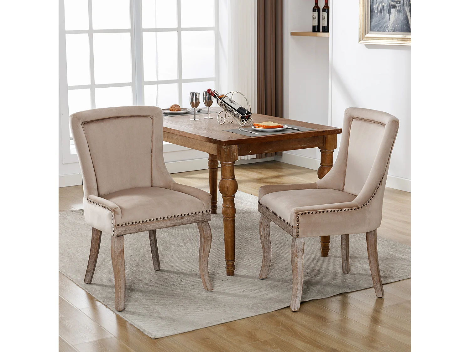 Lot de 2 chaises en velours beige avec pieds en bois courbés, rivets dorés