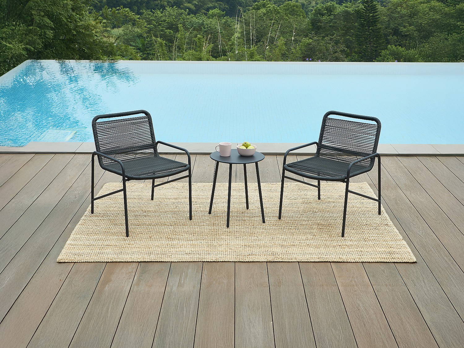 Vente-unique Gartenmöbel-Set Aus Metall Und Rattan-Kunstharz - 2 Niedrige Sessel Und Ein Beistelltisch - Schwarz - Kanao Von Mylia