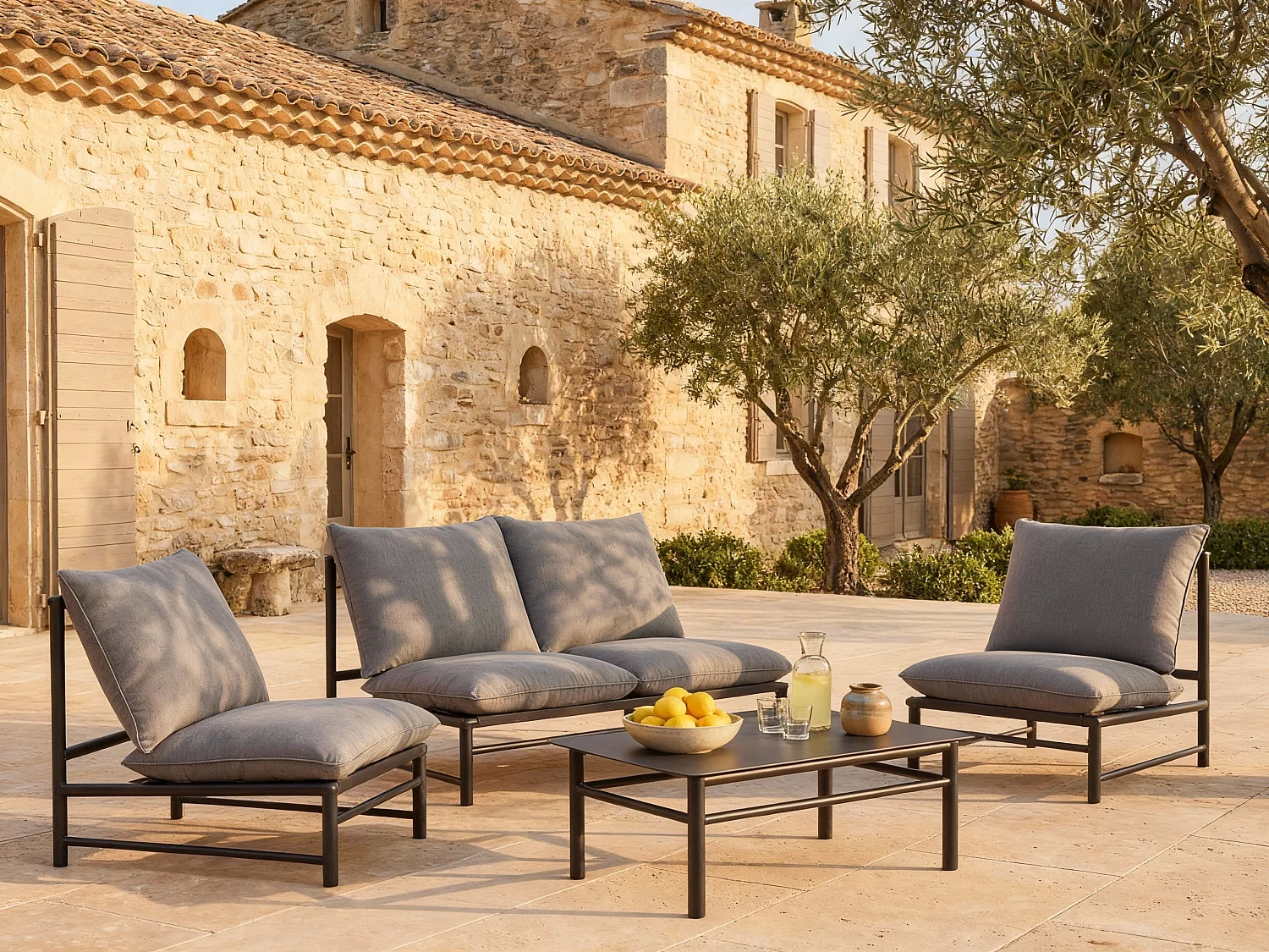 Salon de jardin en aluminium : un canapé 2 places, 2 fauteuils et une table basse - Anthracite - LISMO de MYLIA