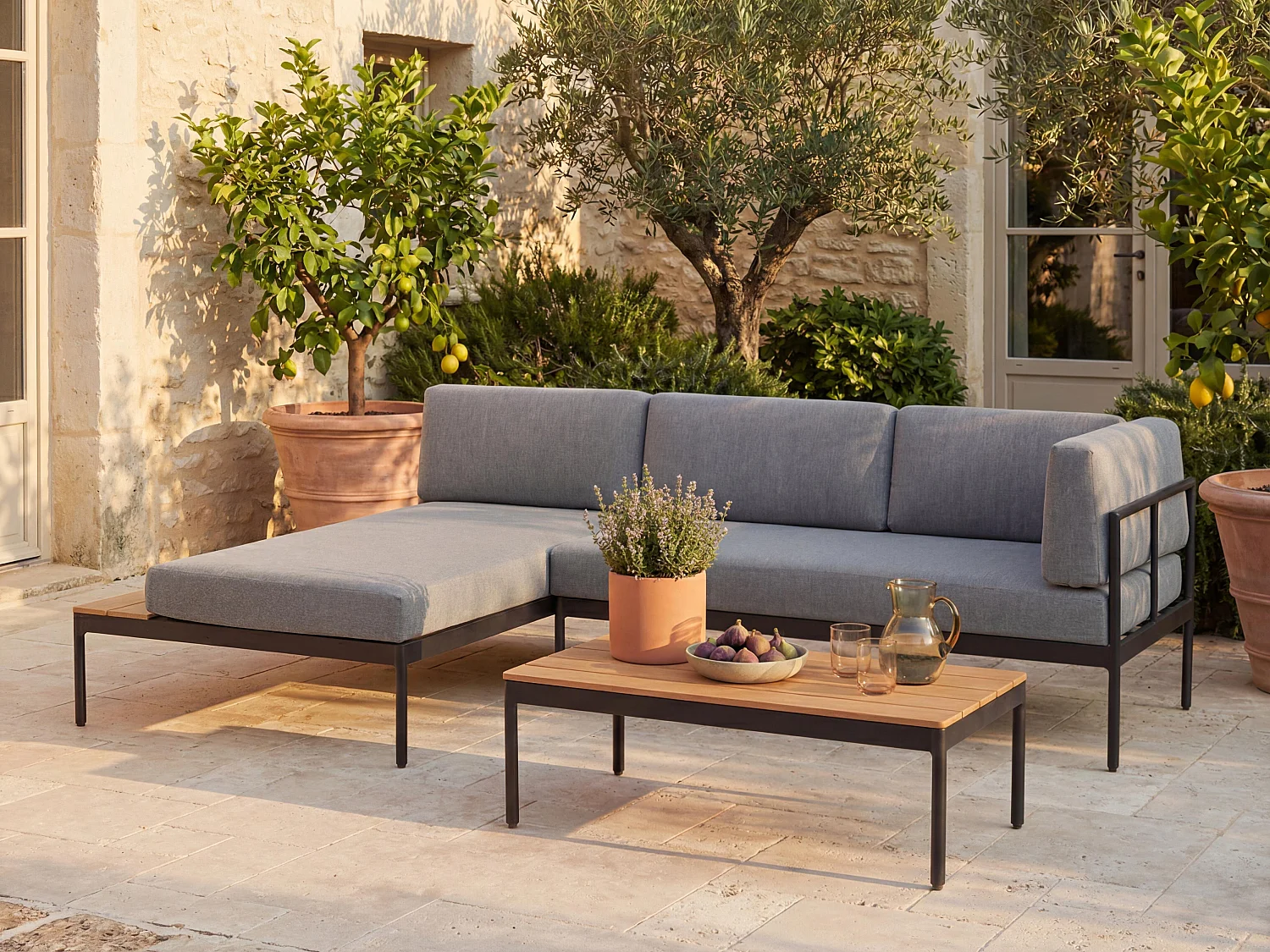 Hagemøbler i aluminium: hjørnesofa og sofabord - Lys naturlig og antrasittgrå puter - GUIOMAR fra MYLIA