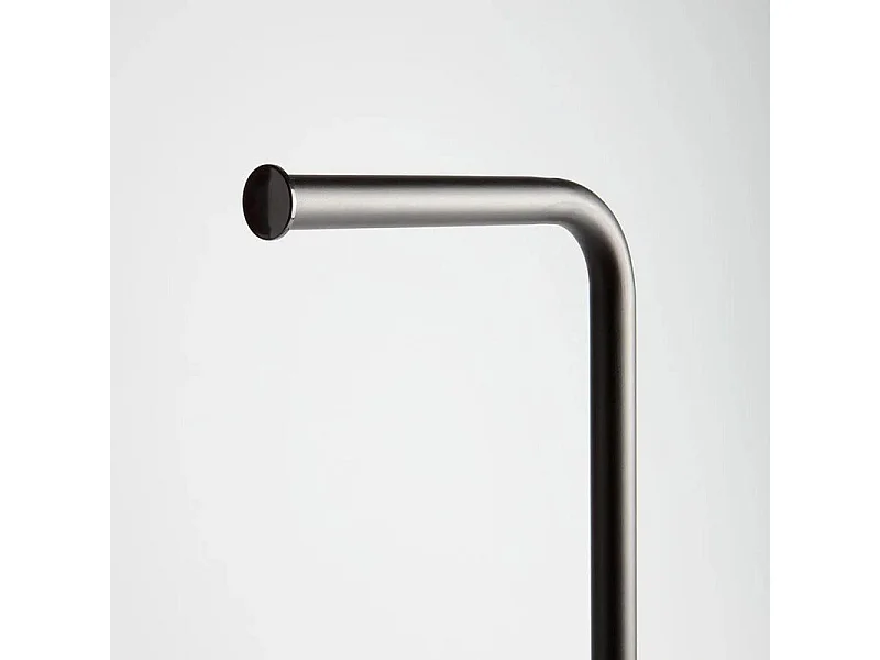 Wolnostojący uchwyt na papier toaletowy „Friedrich” z uchwytem na szczotkę, wykonany z matowego czarnego metalu i owalną podstawą