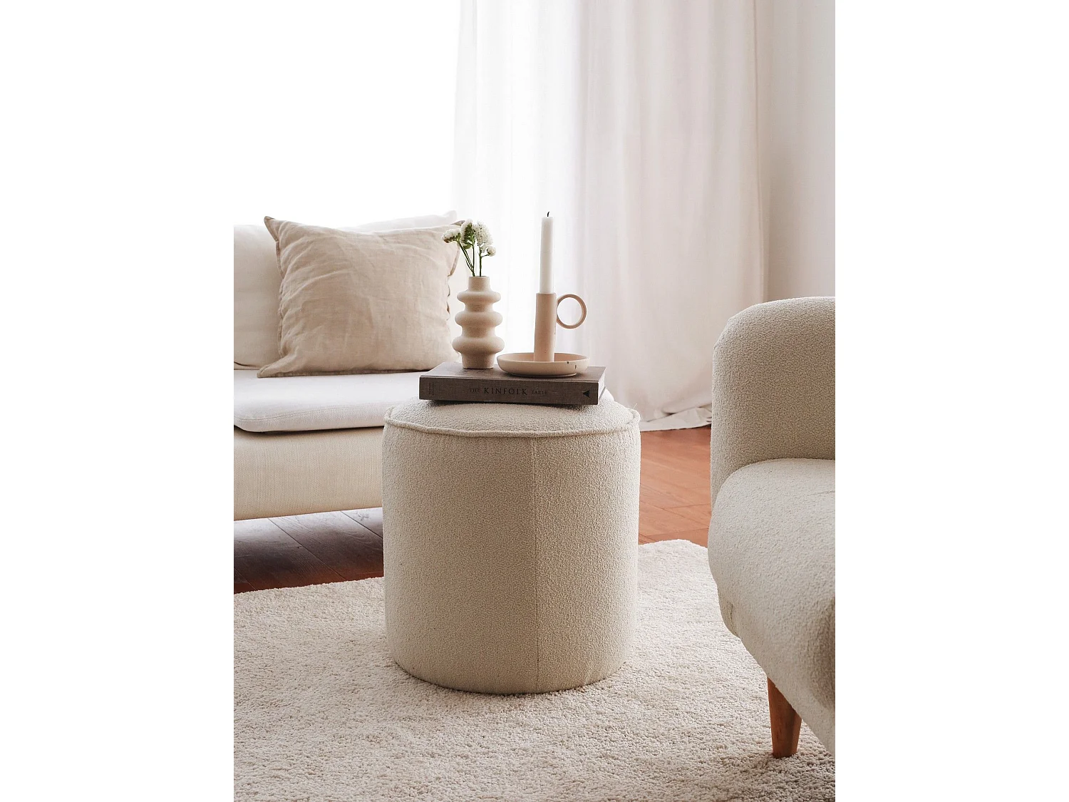 Pufe de Peluche Creme - Conforto e Elegância para Sua Casa