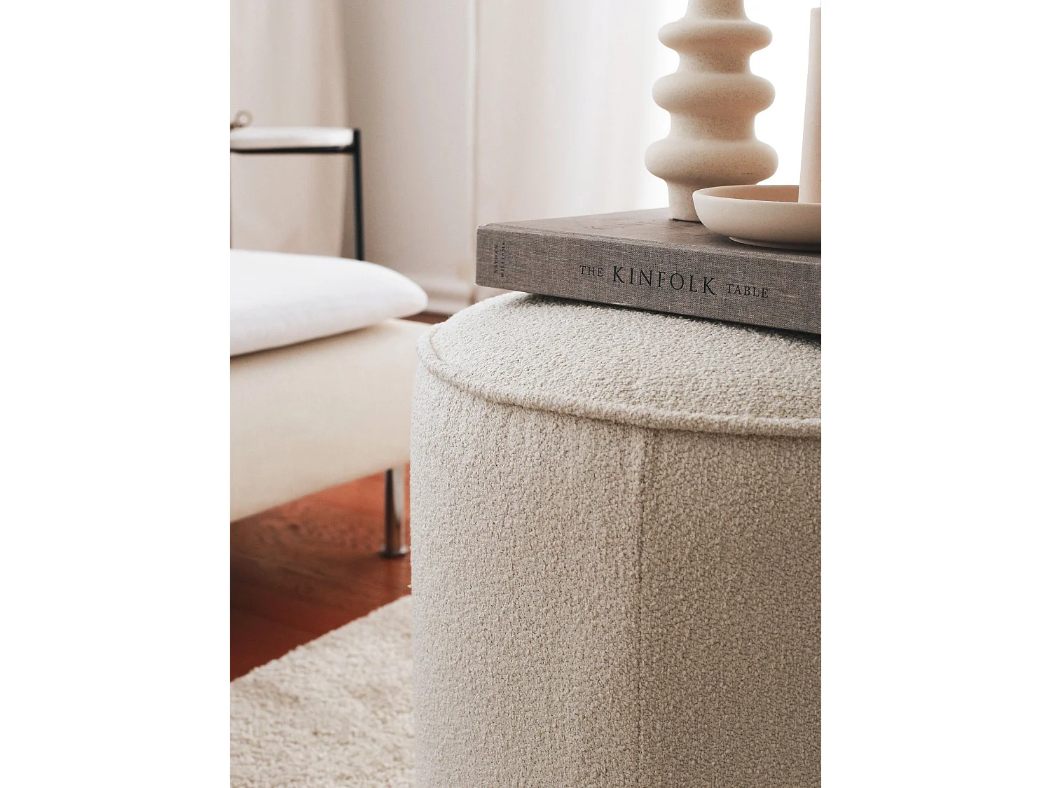 Pufe de Peluche Creme - Conforto e Elegância para Sua Casa