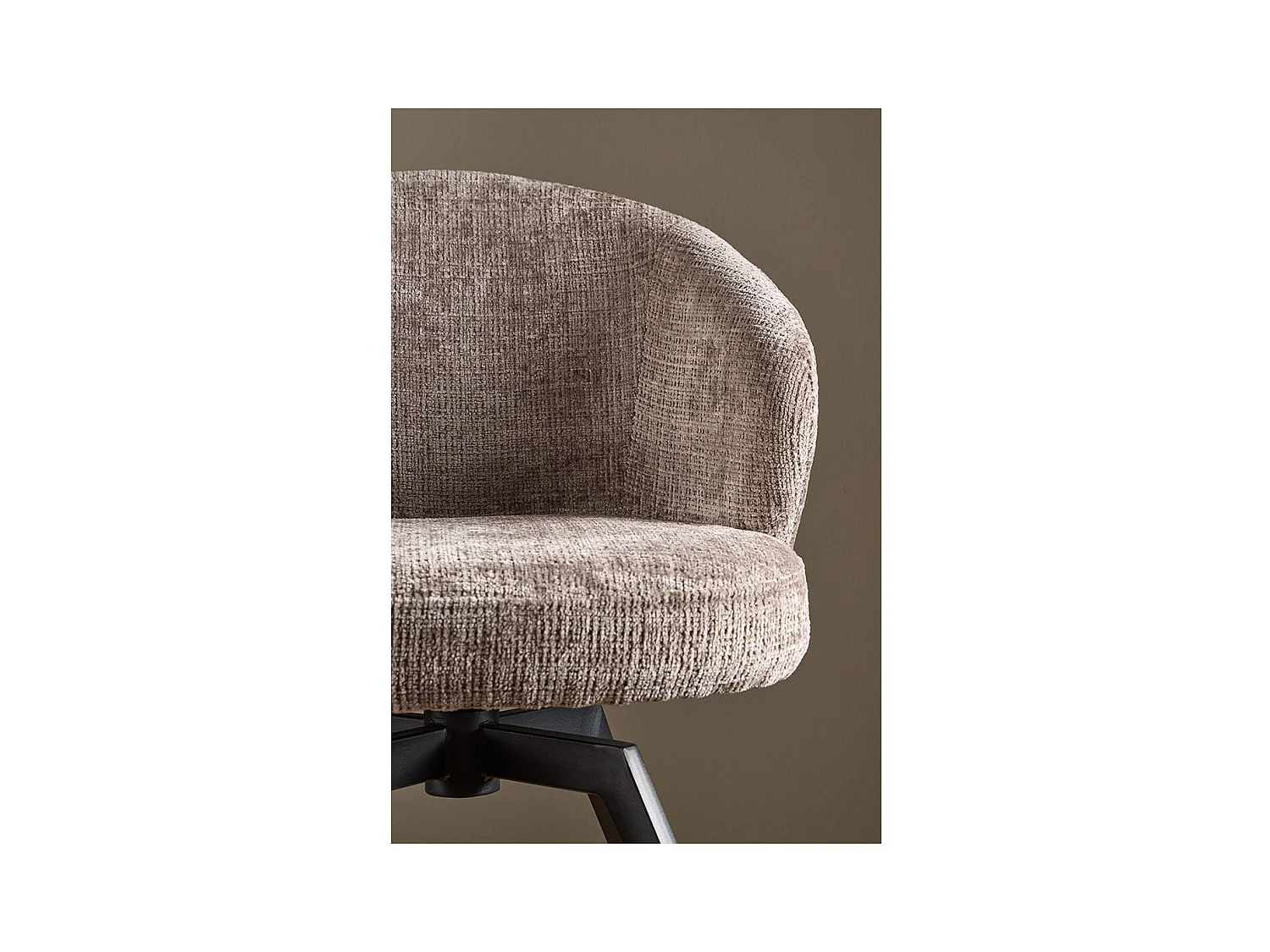 Darlene chaise de salle à manger avec accoudoirs chenille marron.