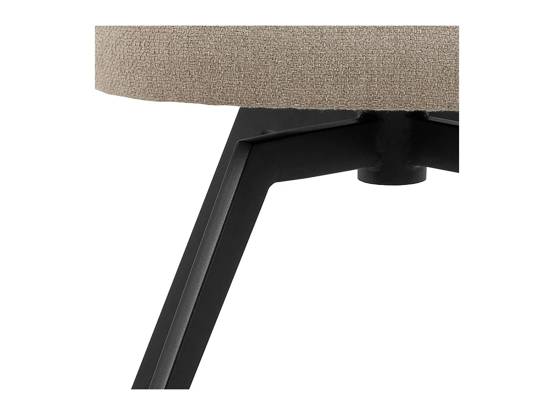 Sedia da pranzo Darlene con braccioli in tessuto beige.