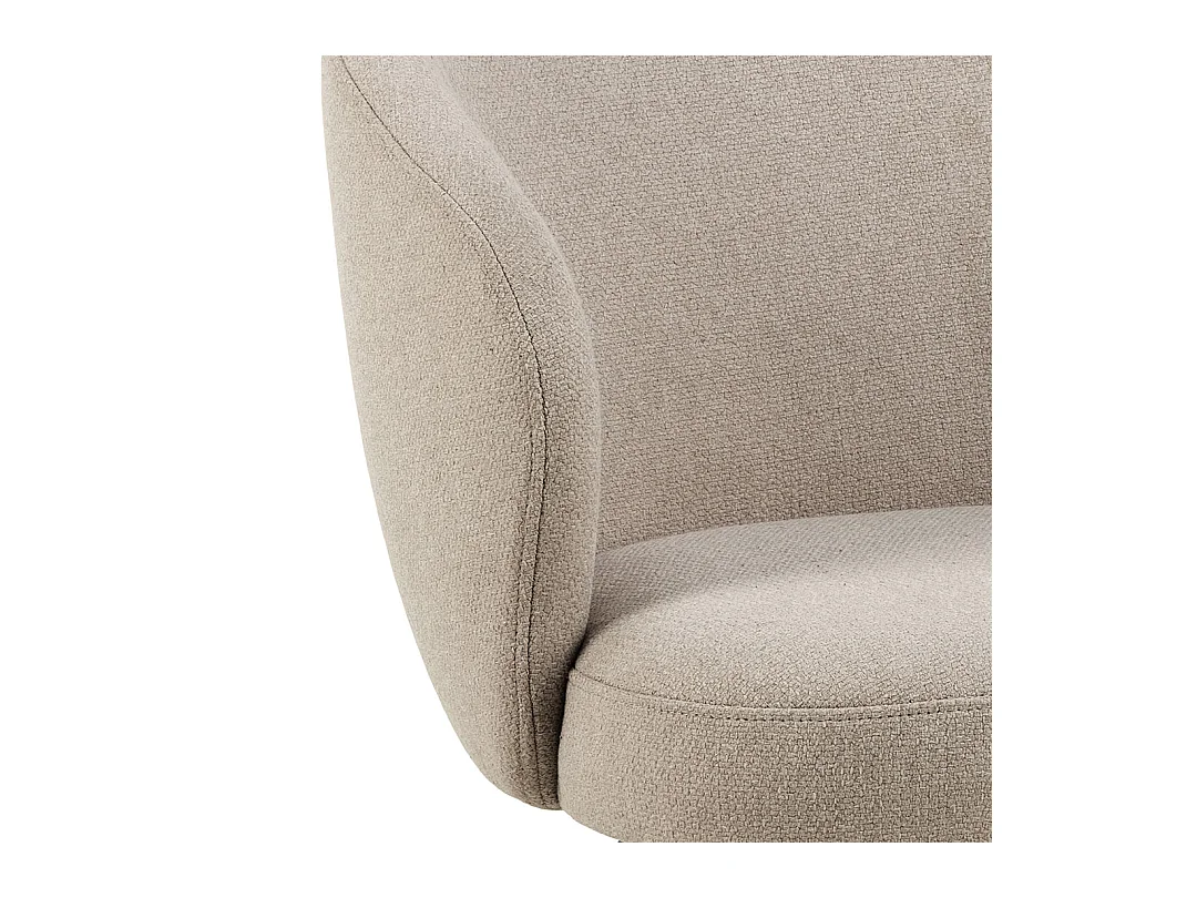 Sedia da pranzo Darlene con braccioli in tessuto beige.