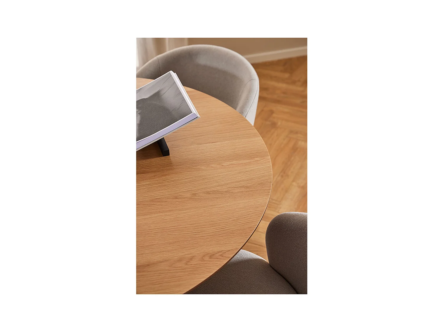 Sedia da pranzo Darlene con braccioli in tessuto beige.