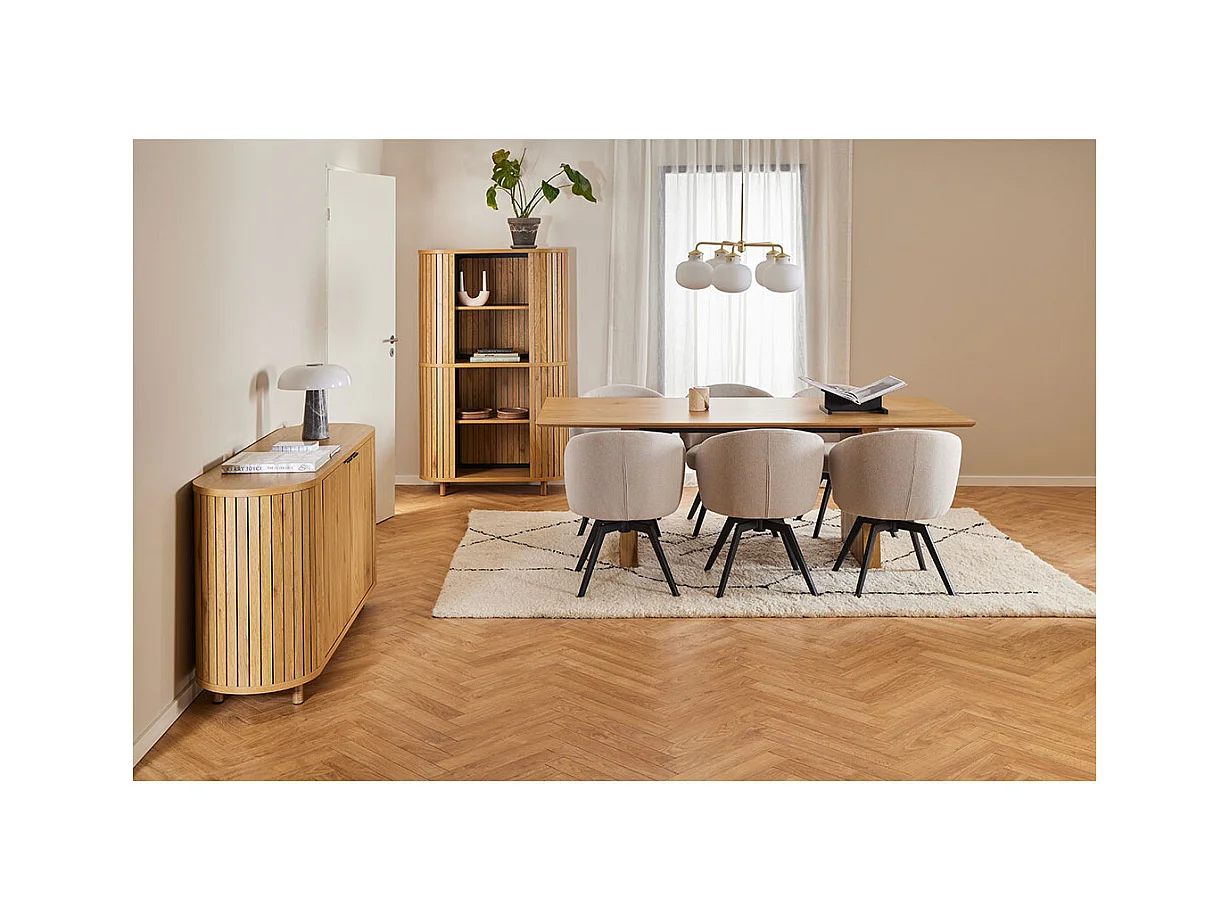 Sedia da pranzo Darlene con braccioli in tessuto beige.