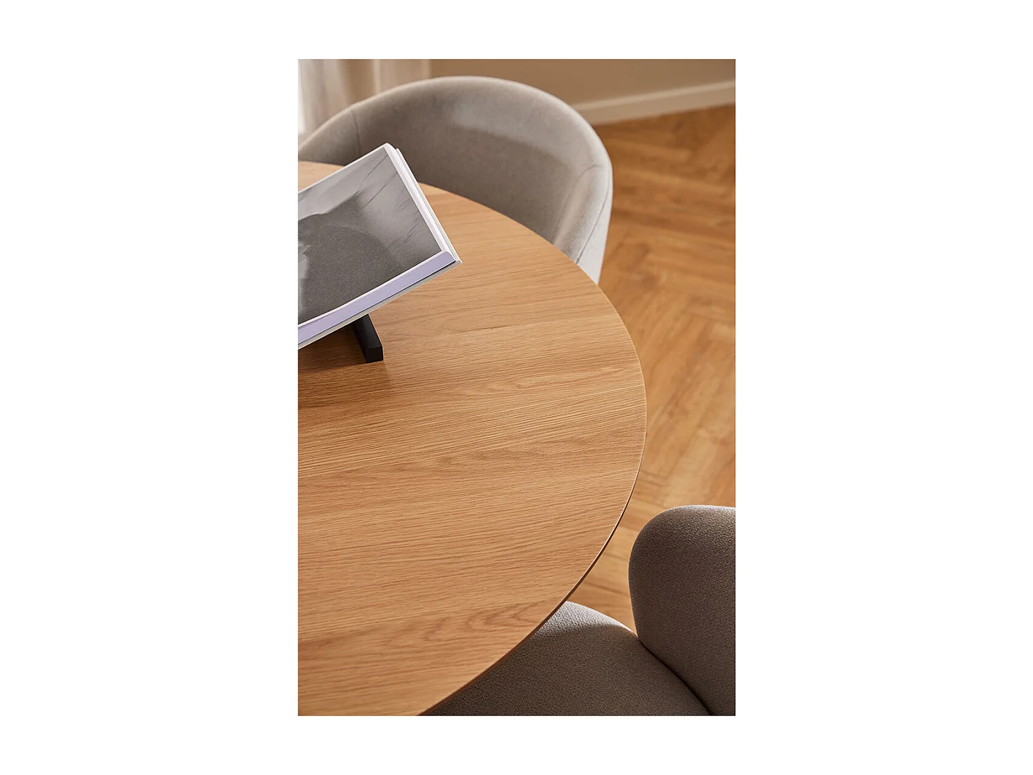 Darlene chaise de salle à manger avec accoudoirs tissu beige.