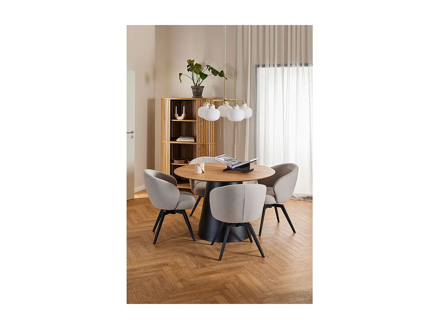 Darlene chaise de salle à manger avec accoudoirs tissu beige.