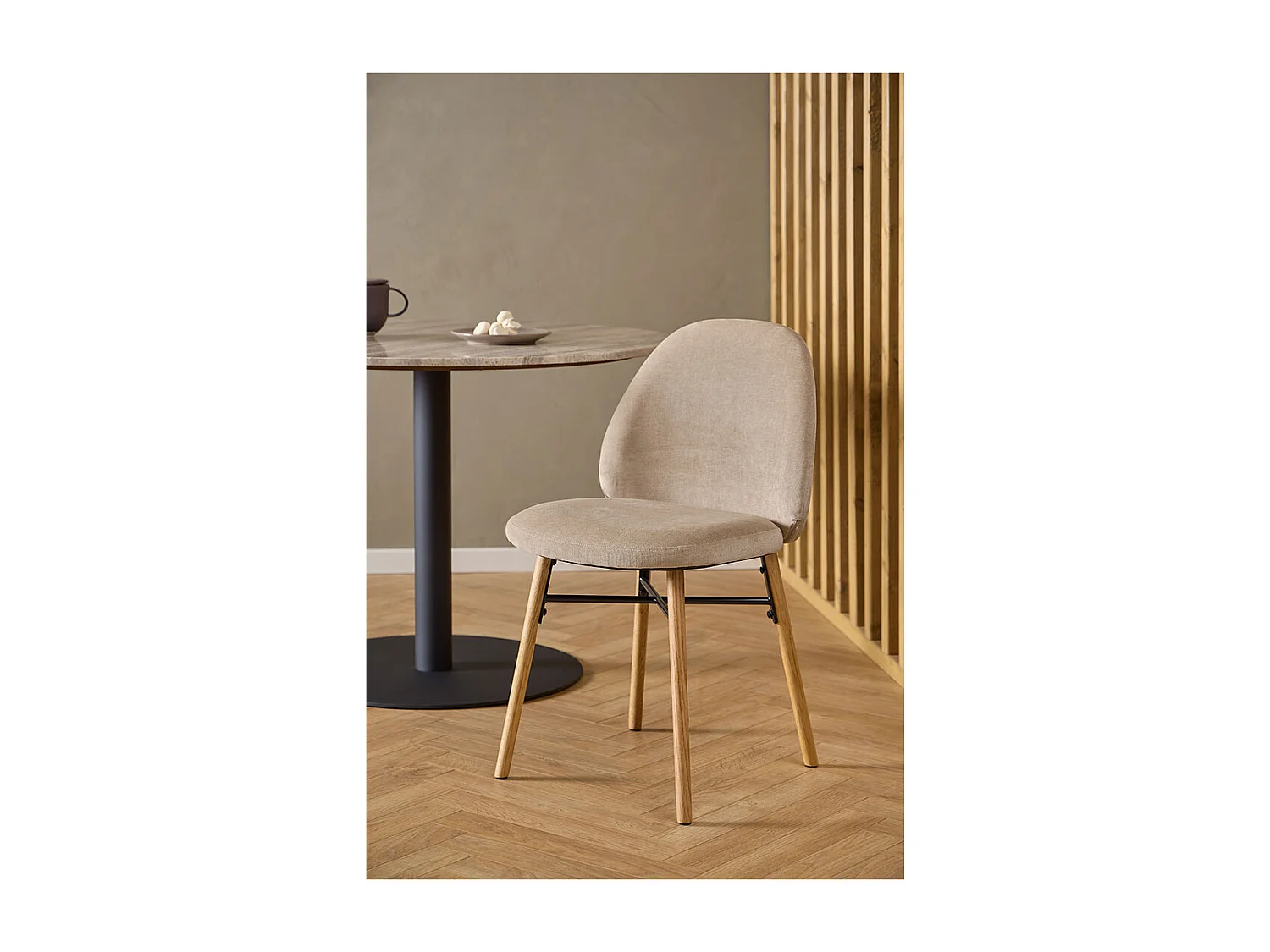 Sedia da pranzo Sophia in ciniglia beige.