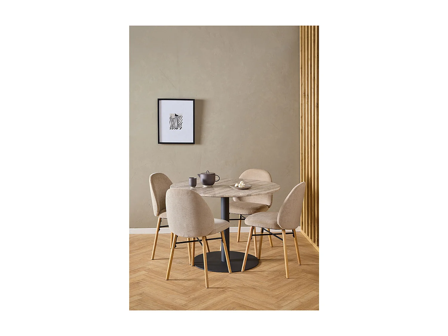 Sedia da pranzo Sophia in ciniglia beige.