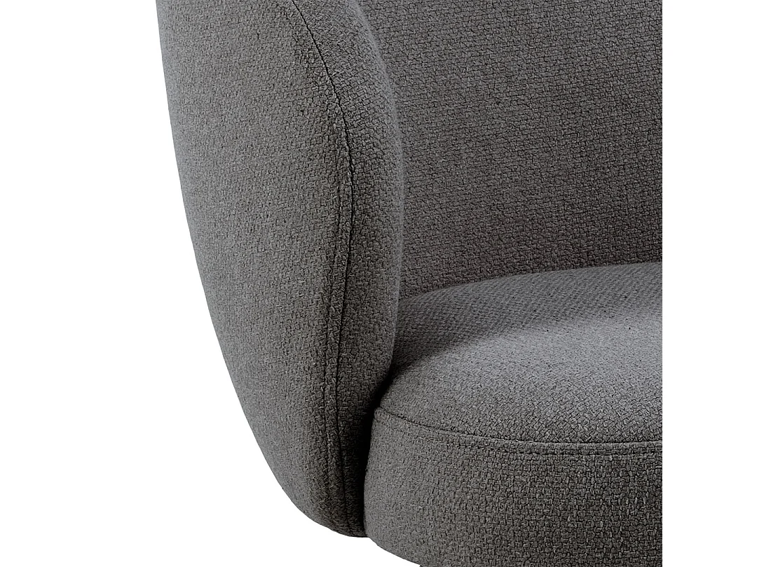 Sedia da pranzo Darlene con braccioli in tessuto grigio.