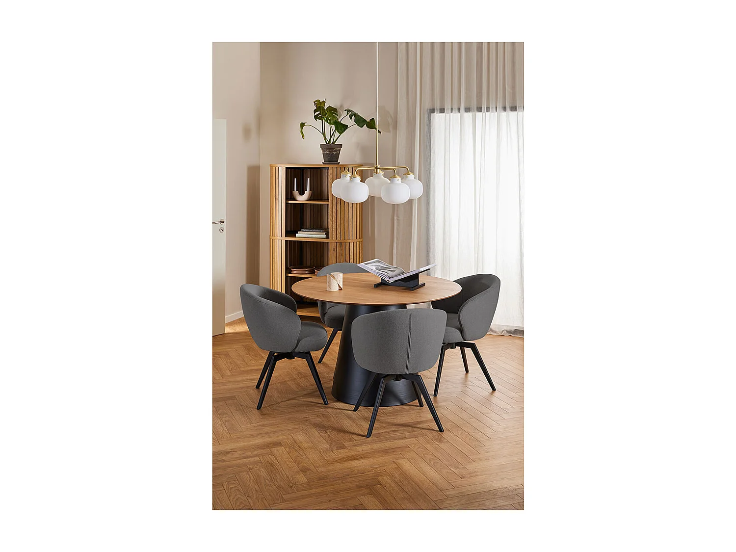 Sedia da pranzo Darlene con braccioli in tessuto grigio.